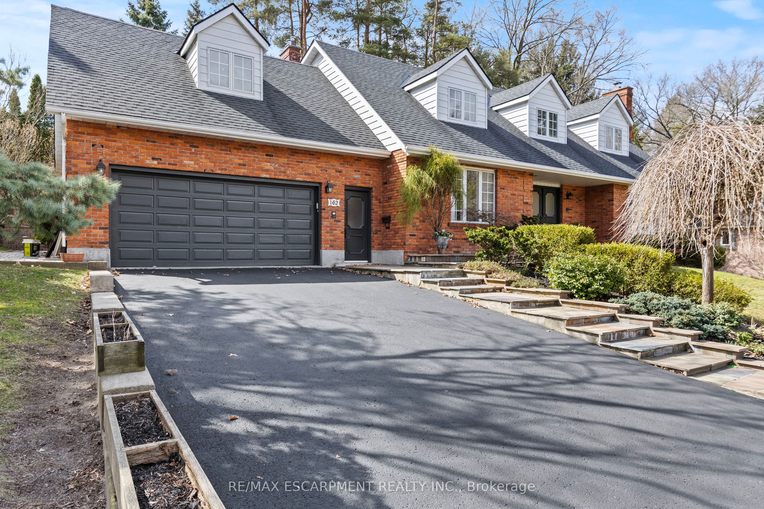 162 Mccall Crescent Property Photo