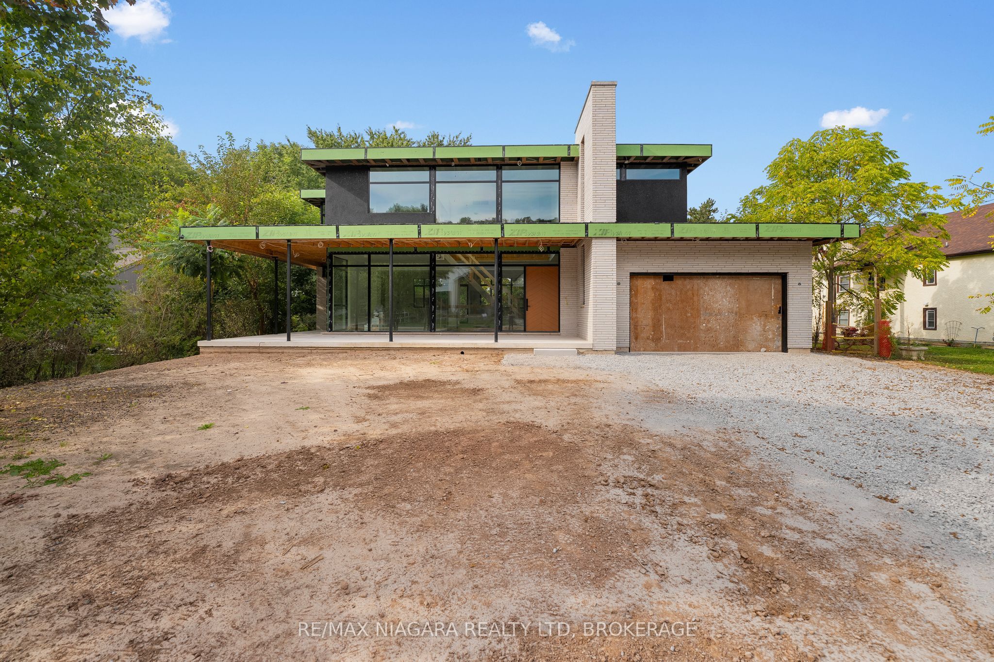 106 Queenston Real Estate Listings Main Image