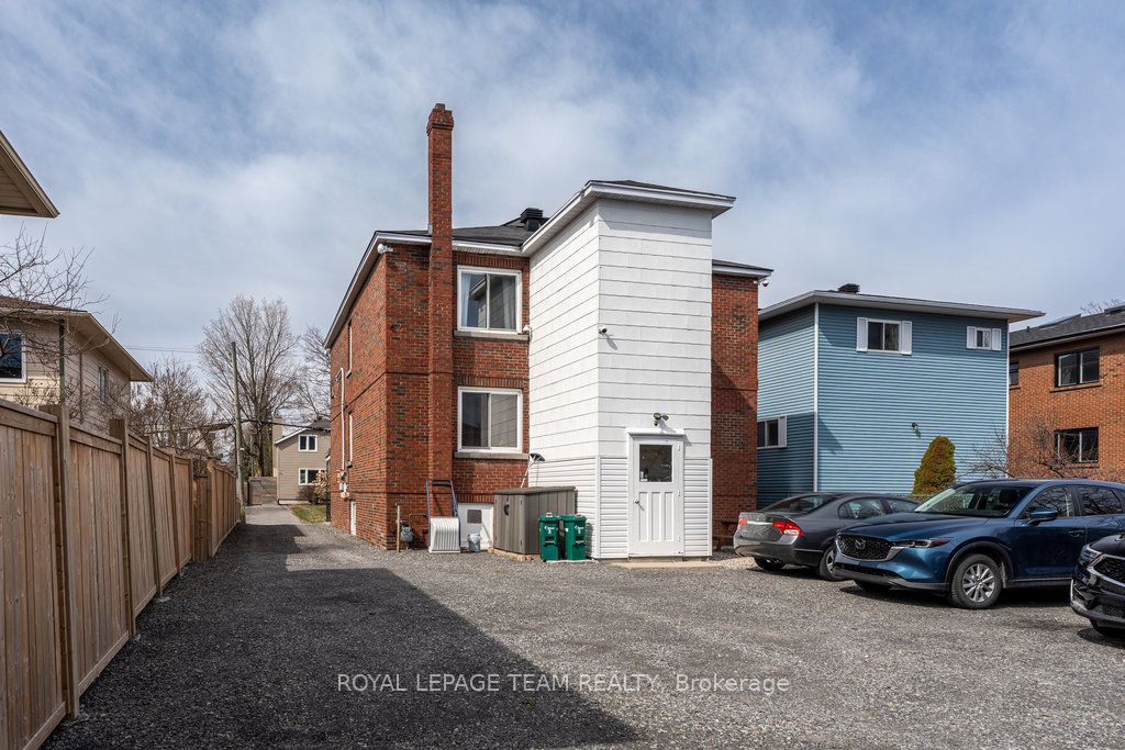 663 Tweedsmuir Avenue Property Photo 3