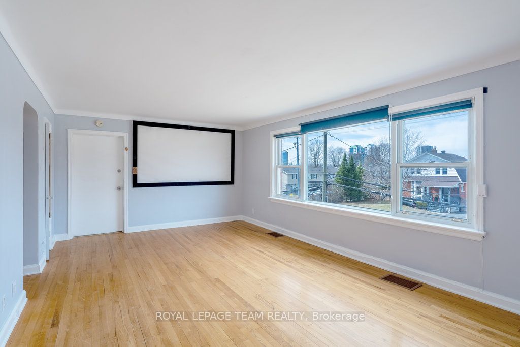 663 Tweedsmuir Avenue Property Photo 7