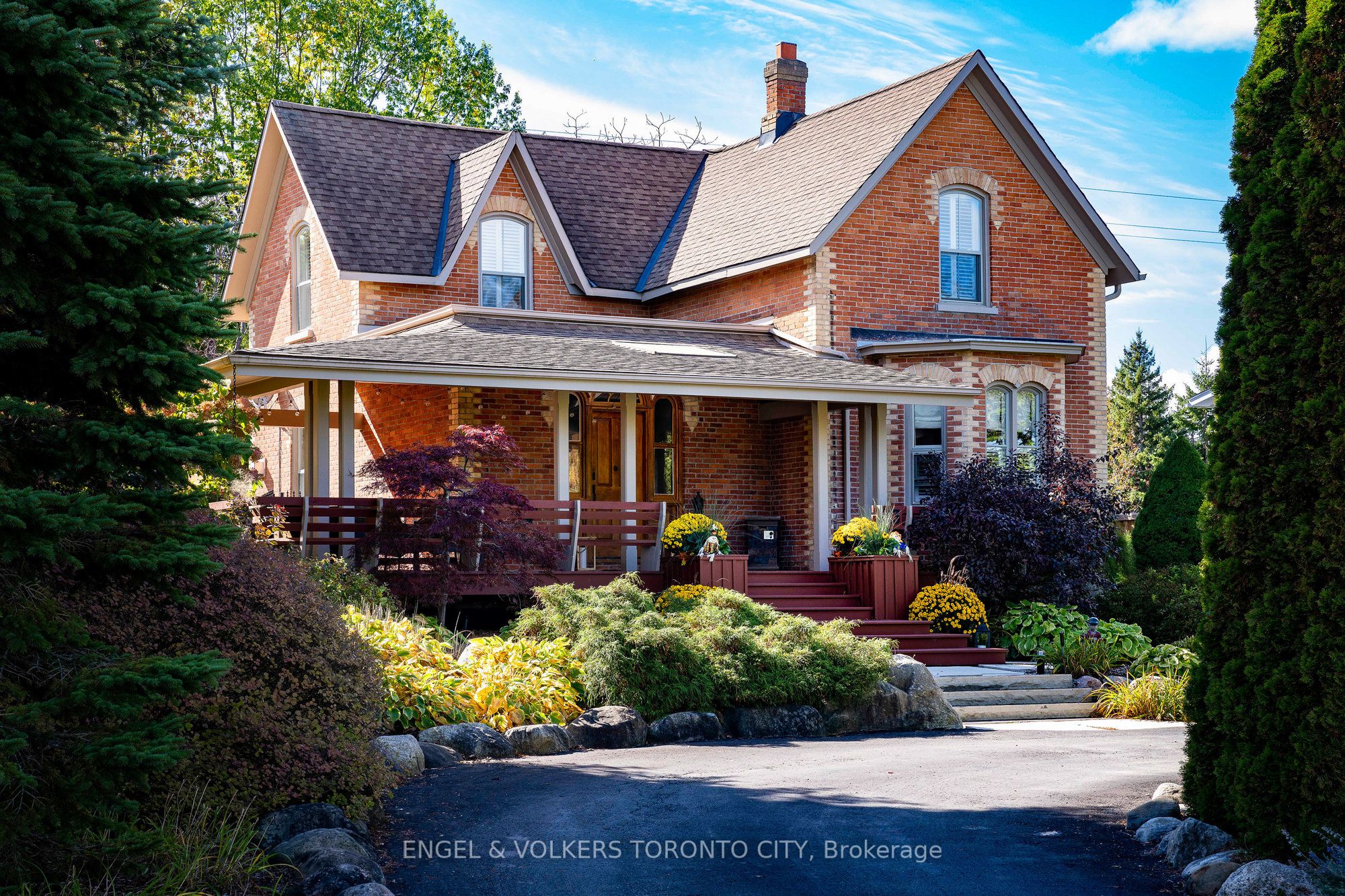 13 Huron Street W Property Photo 1