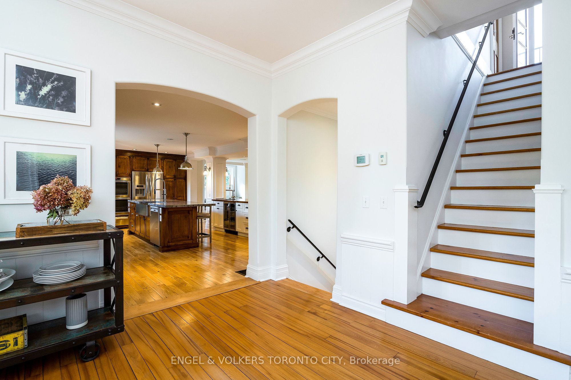 13 Huron Street W Property Photo 6