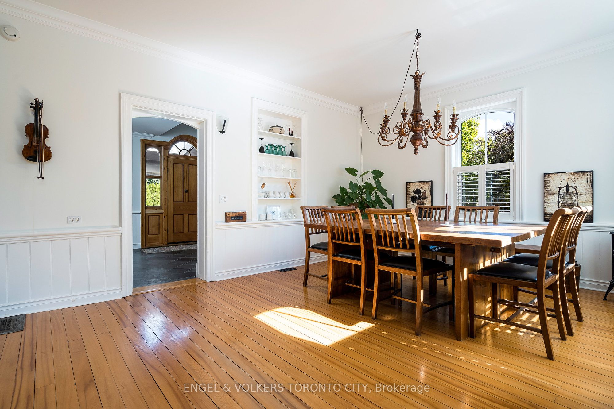 13 Huron Street W Property Photo 8