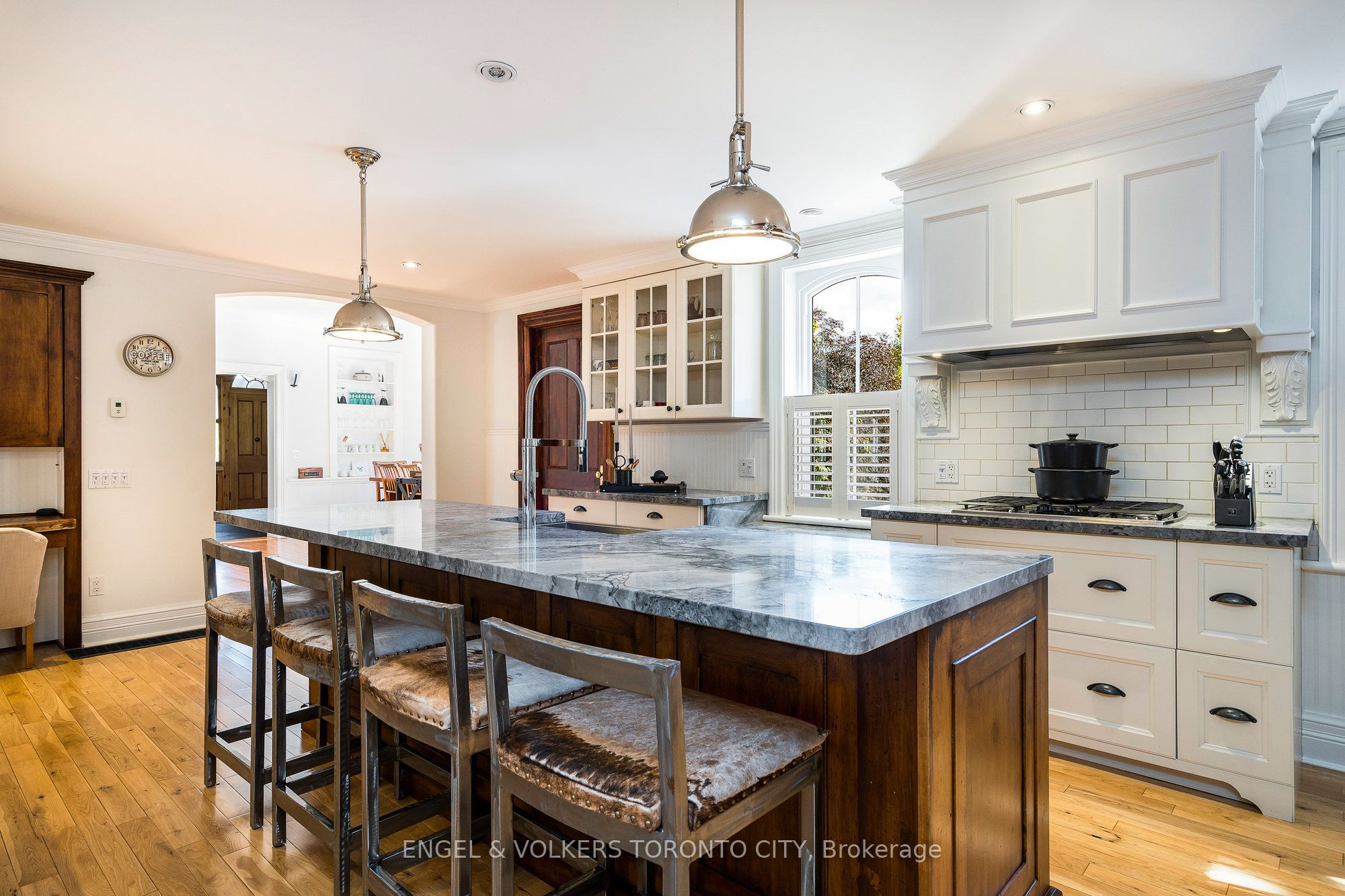 13 Huron Street W Property Photo 10