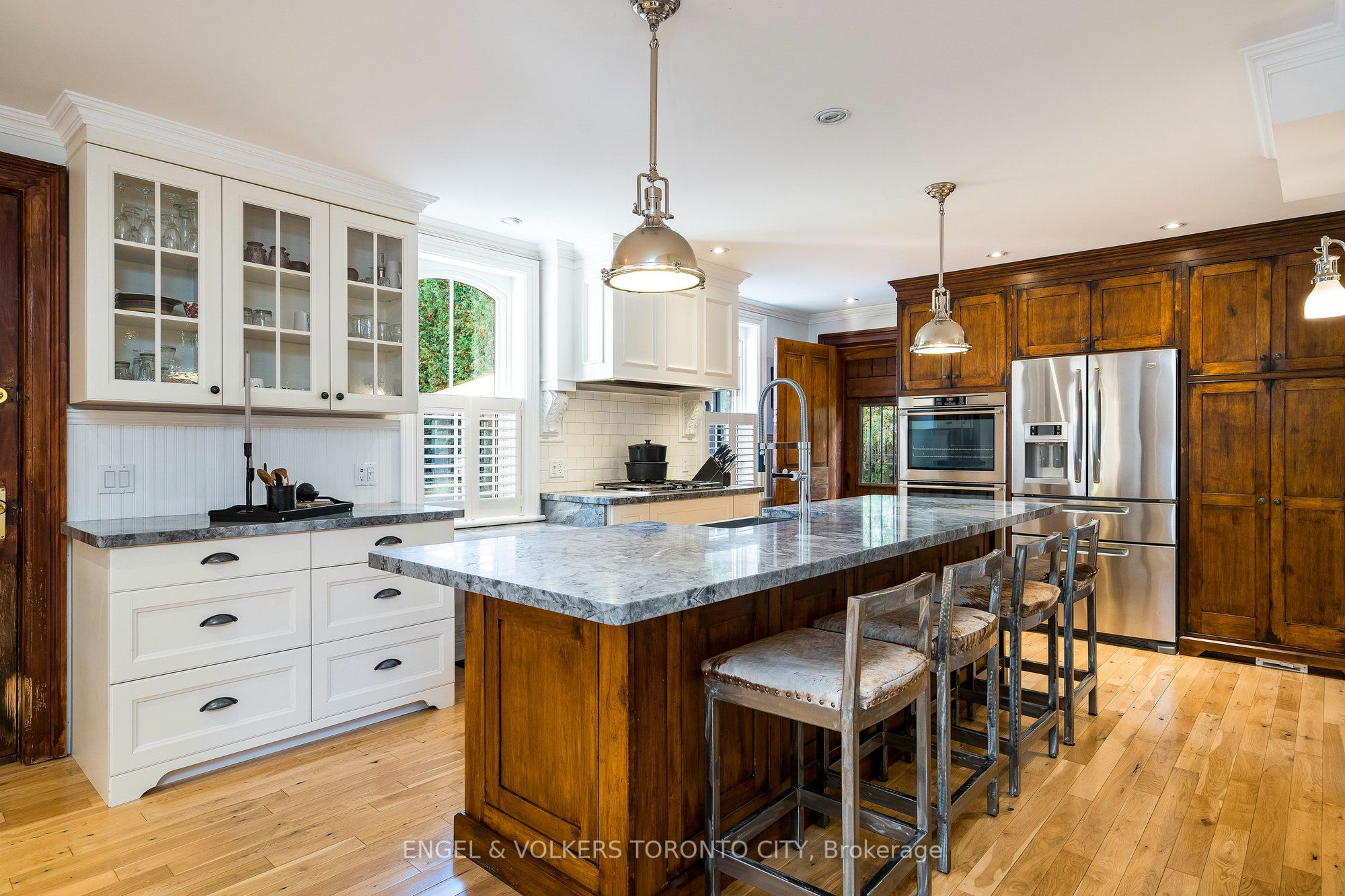13 Huron Street W Property Photo 11