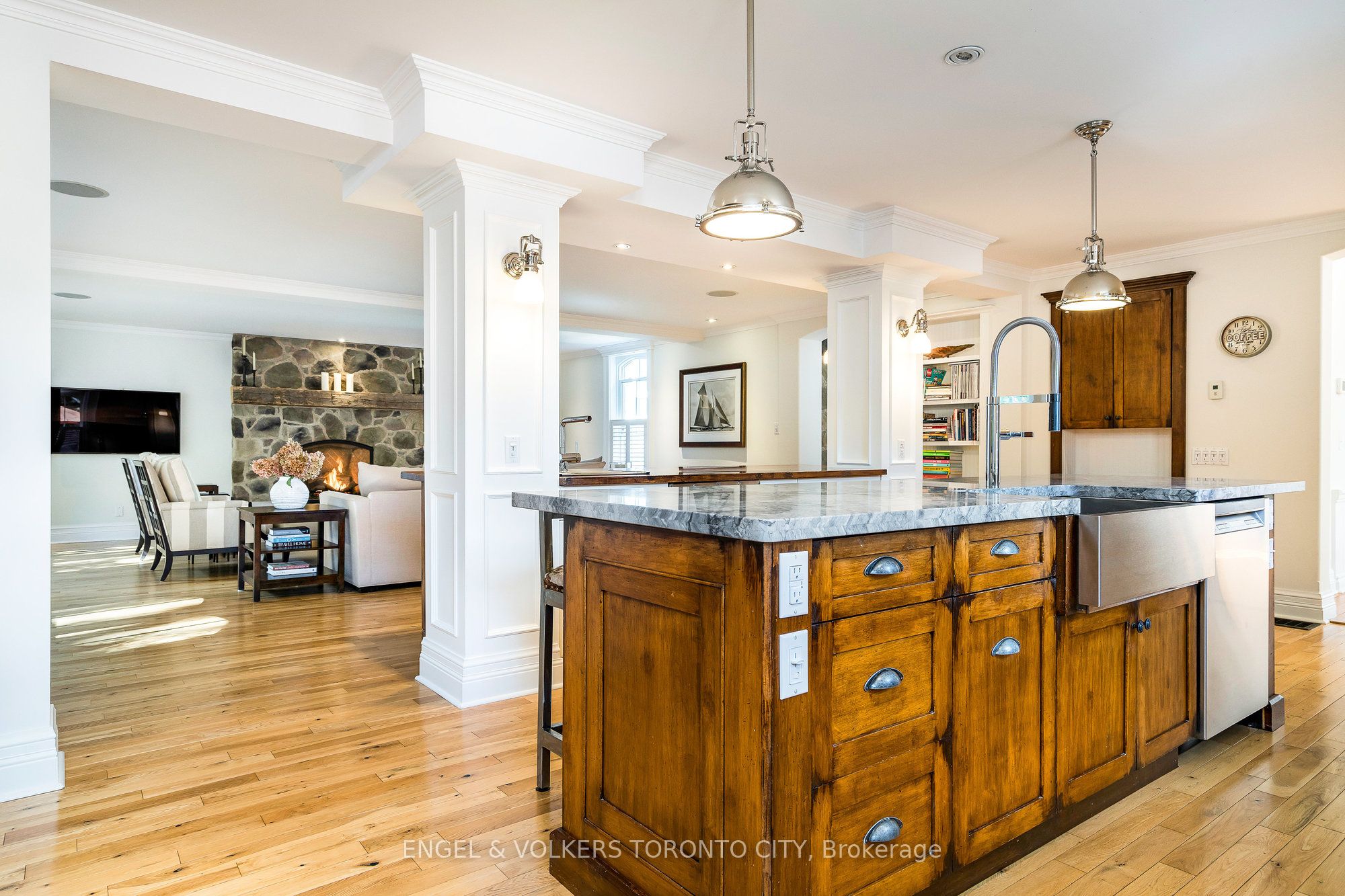 13 Huron Street W Property Photo 12