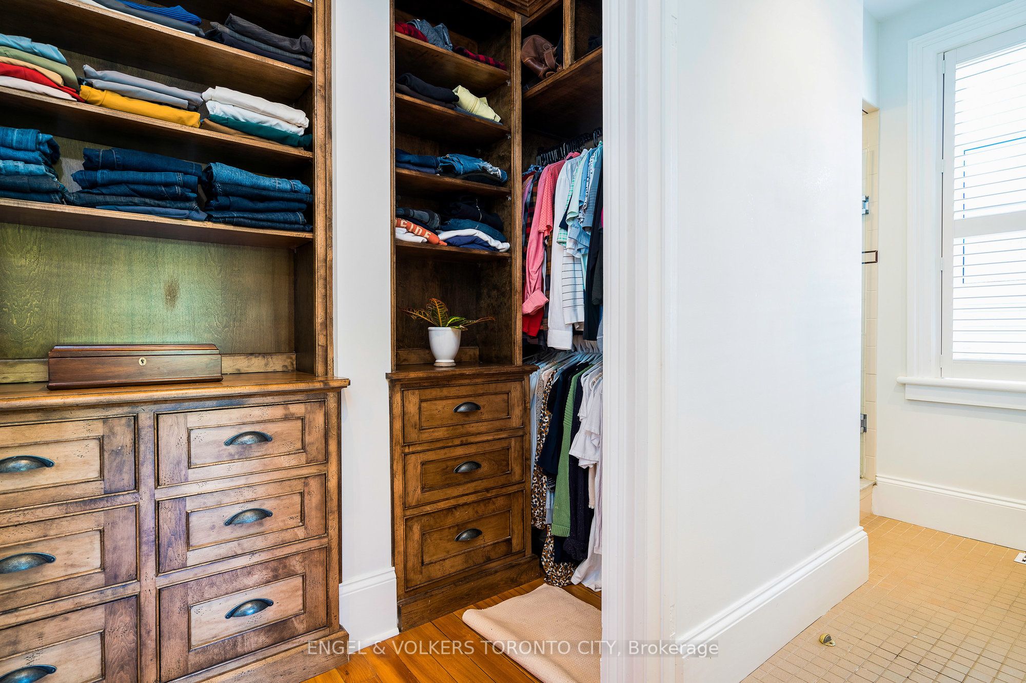13 Huron Street W Property Photo 17