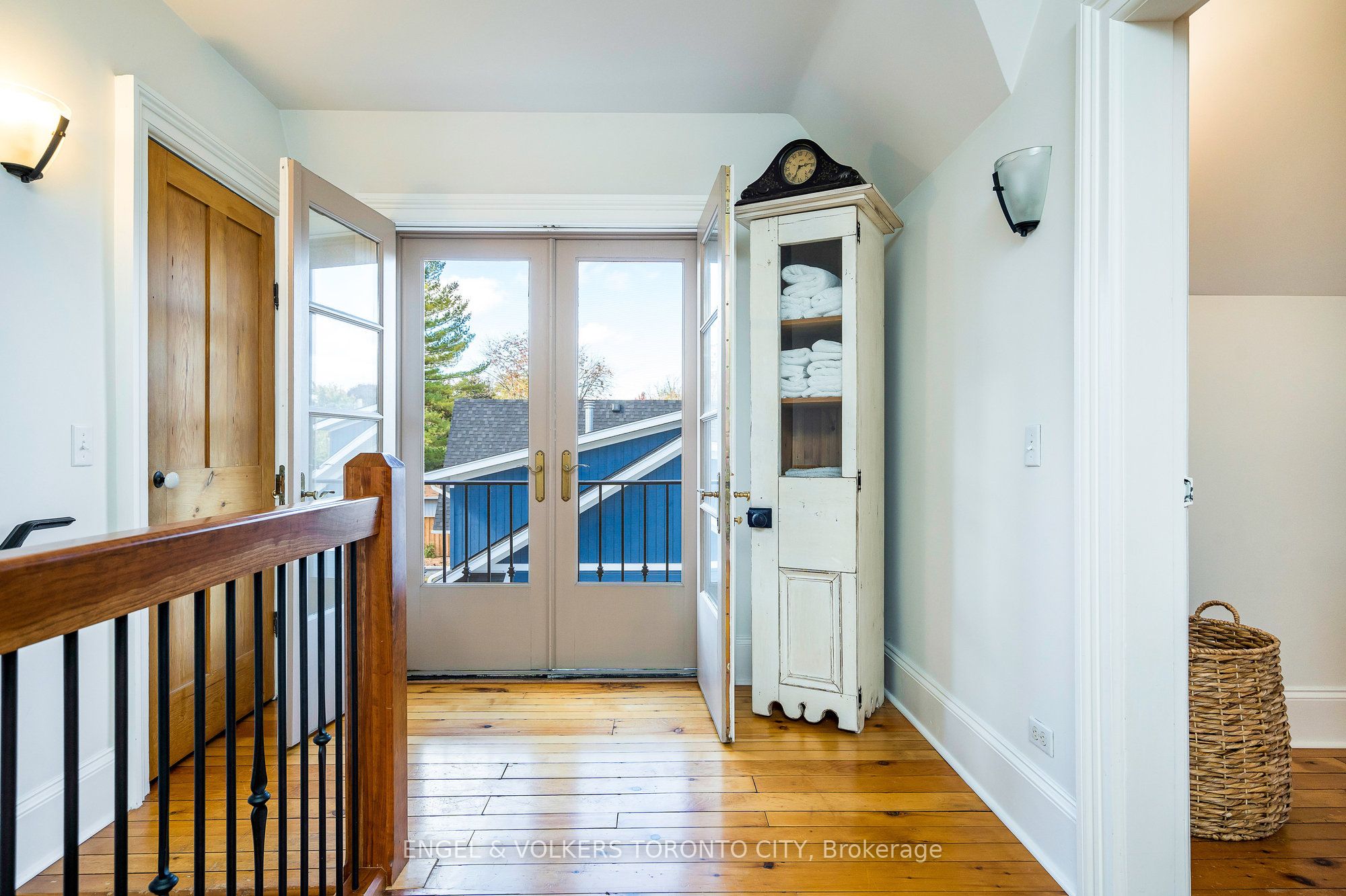 13 Huron Street W Property Photo 18