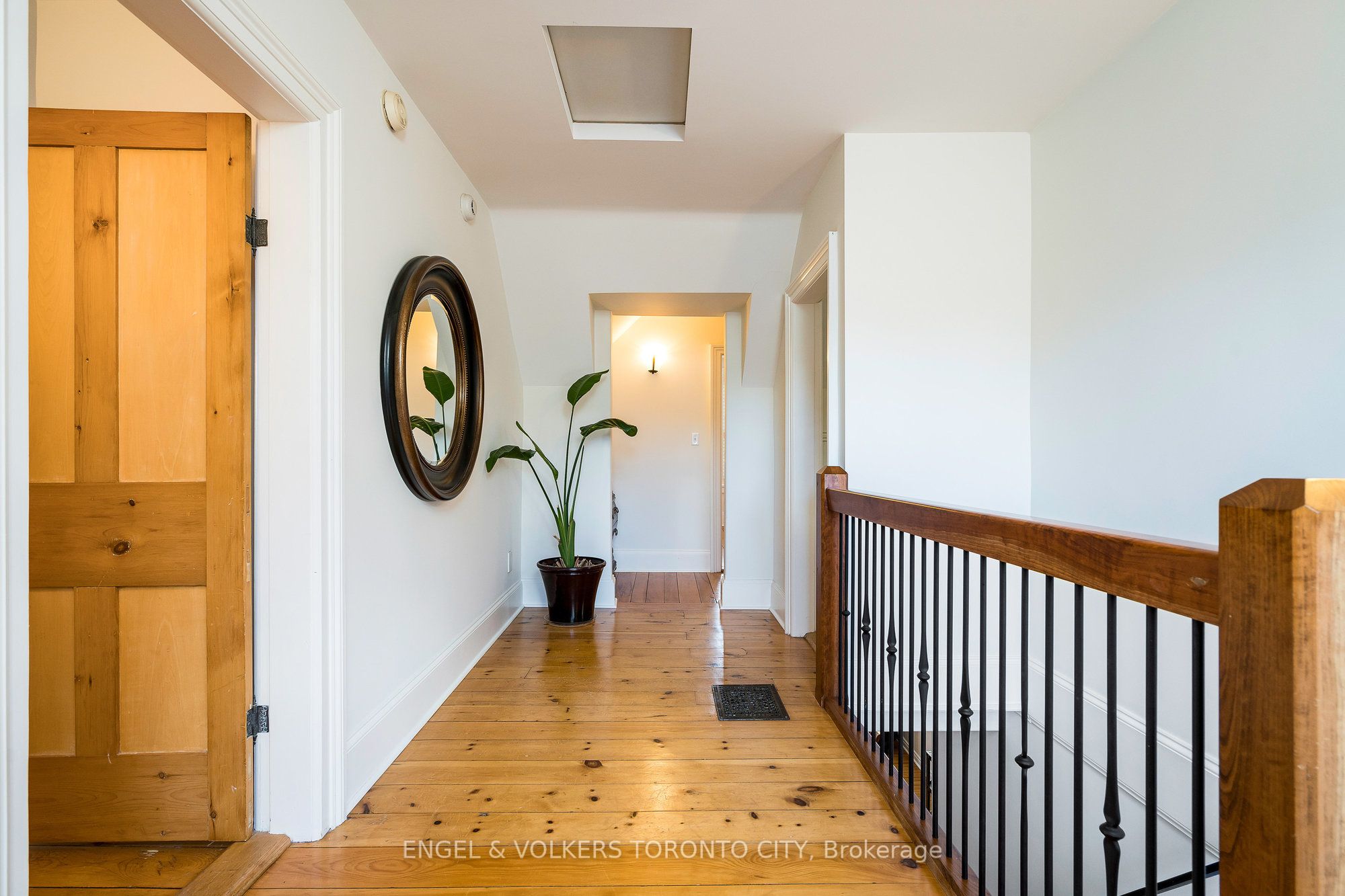 13 Huron Street W Property Photo 19