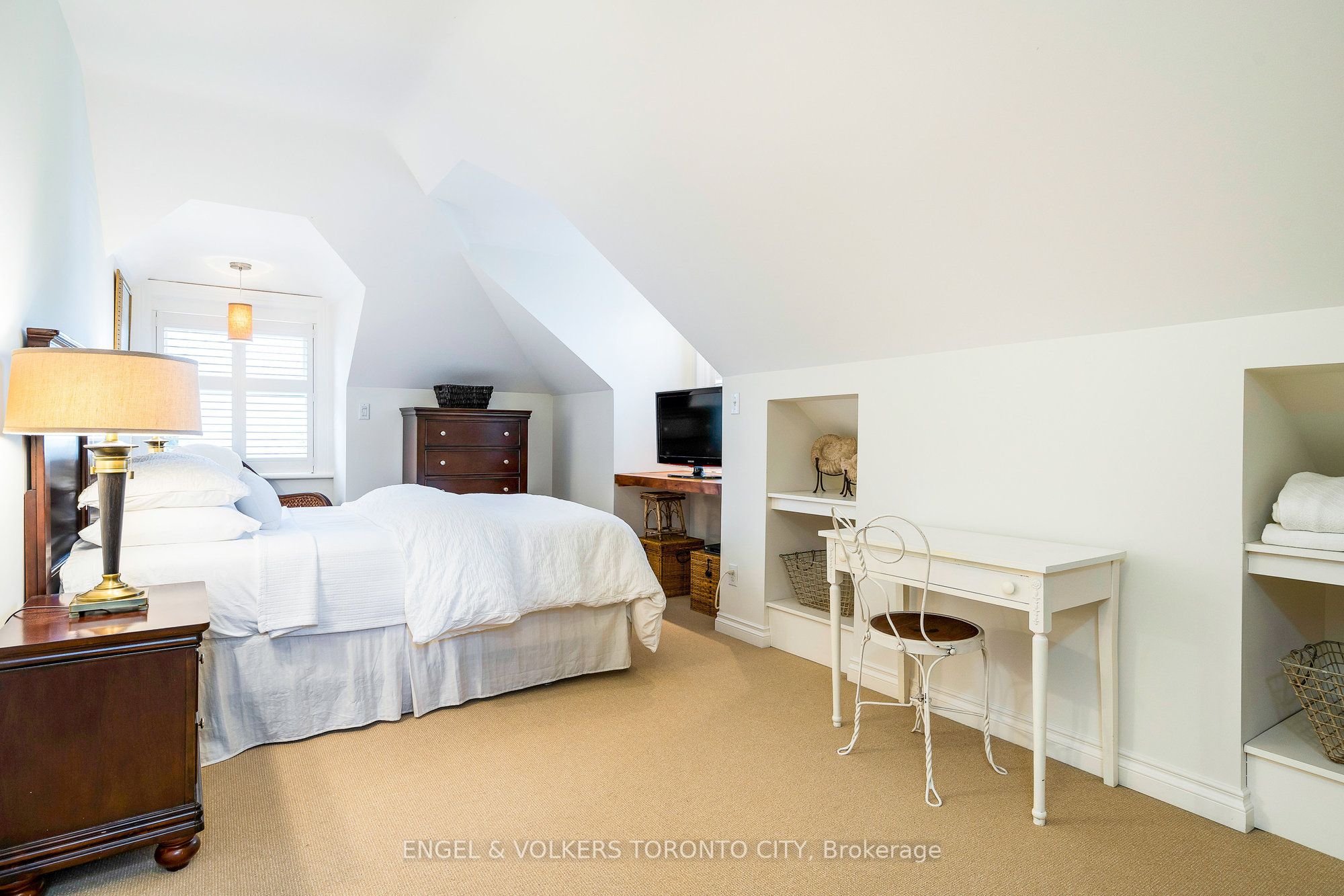 13 Huron Street W Property Photo 22