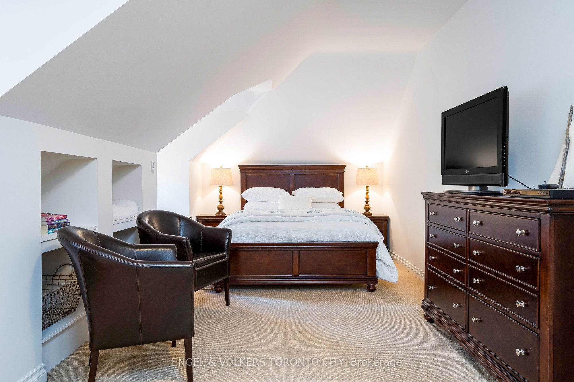 13 Huron Street W Property Photo 23