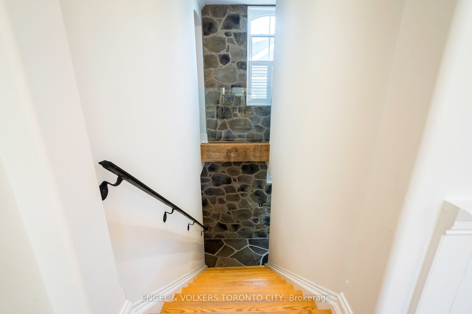 13 Huron Street W Property Photo 24