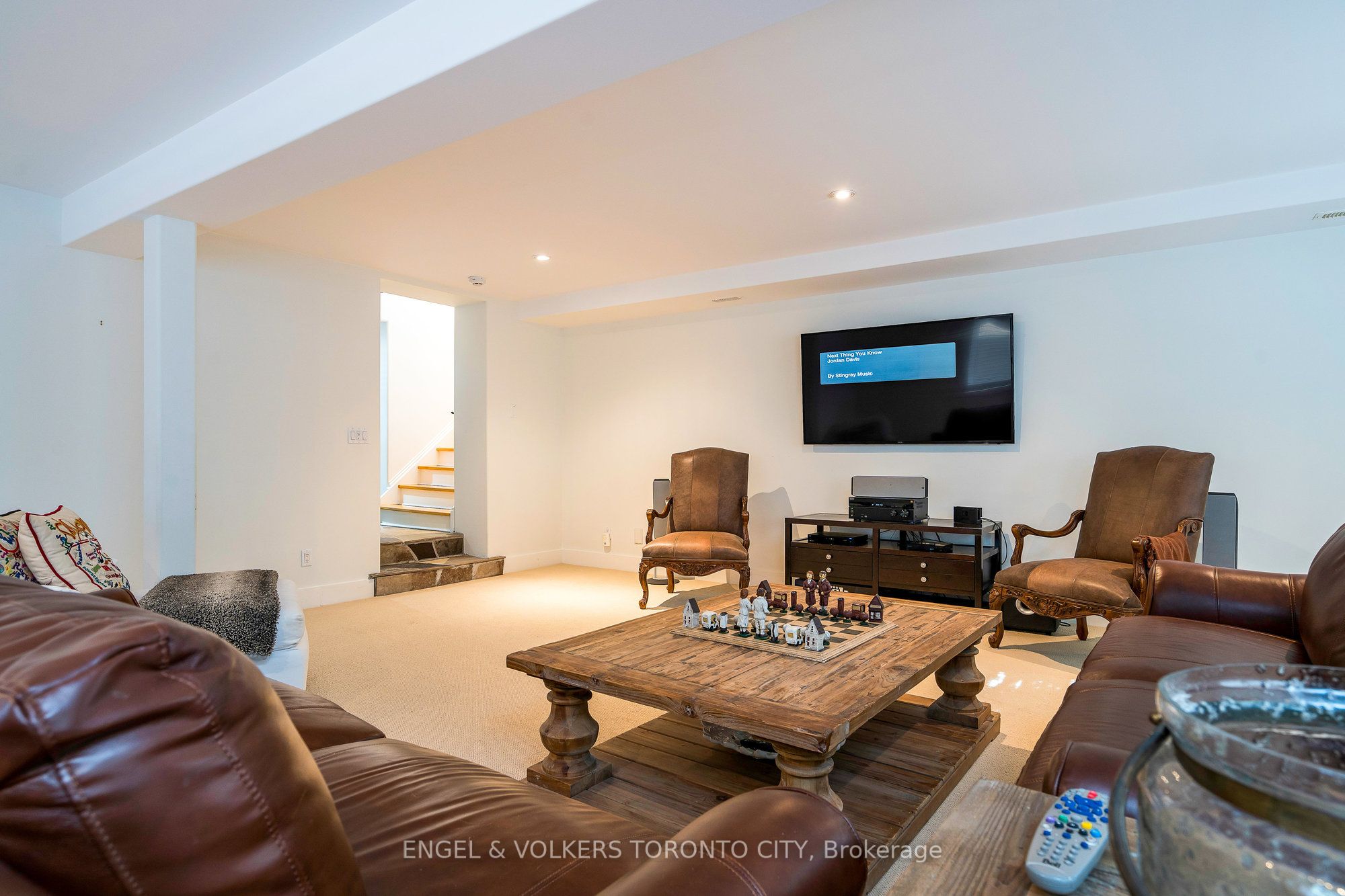 13 Huron Street W Property Photo 26