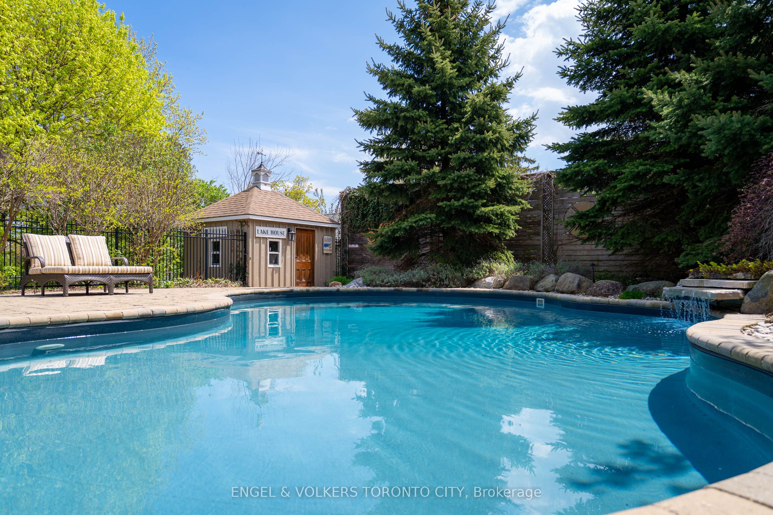 13 Huron Street W Property Photo 29
