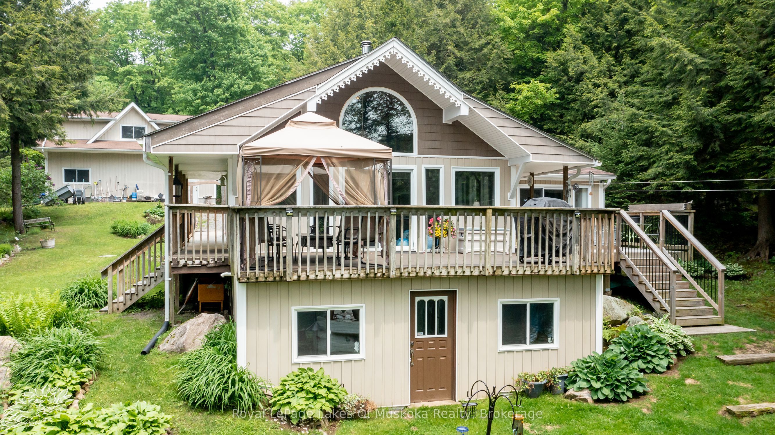 1019 Lakeshore Drive N Property Photo 14