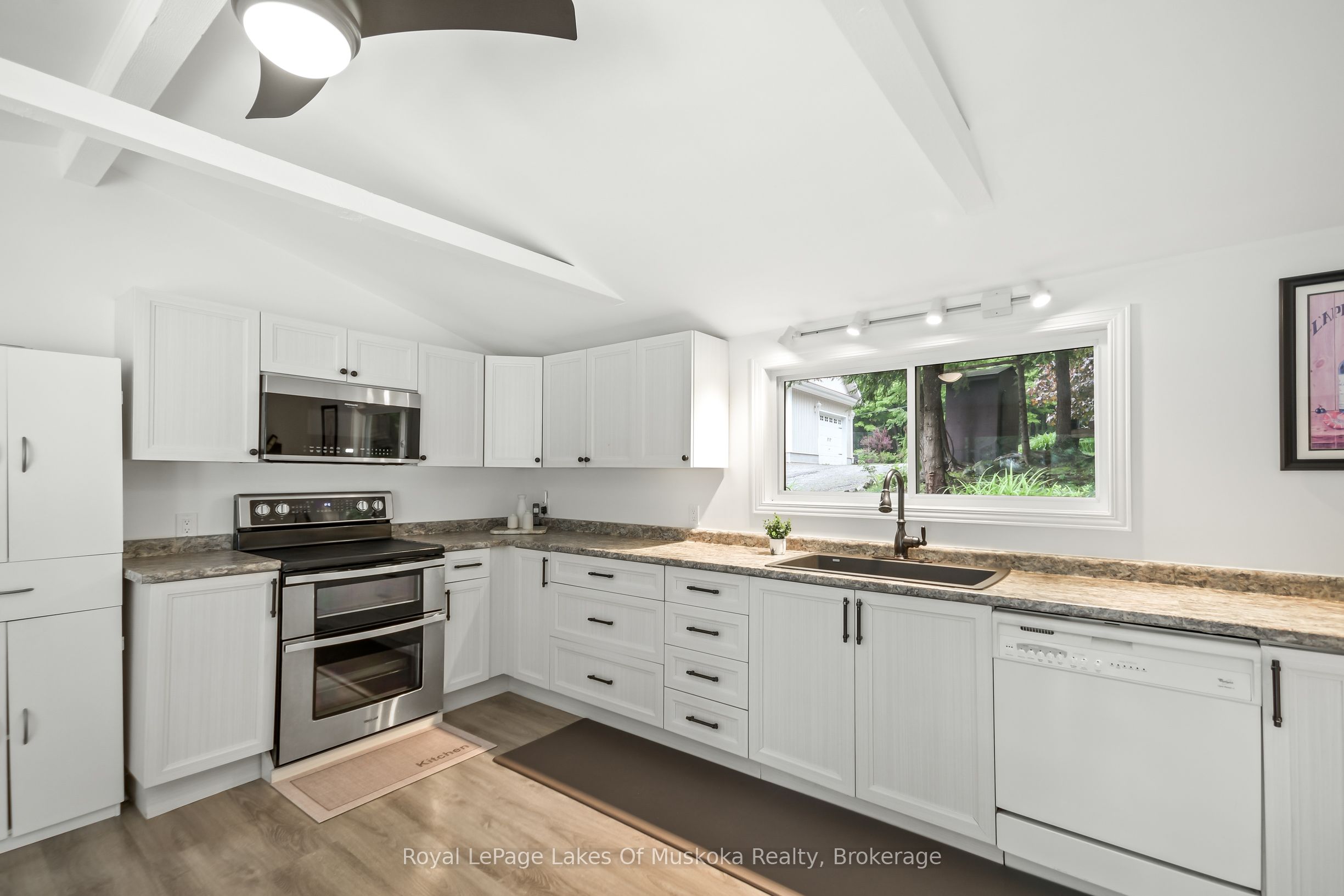1019 Lakeshore Drive N Property Photo 16