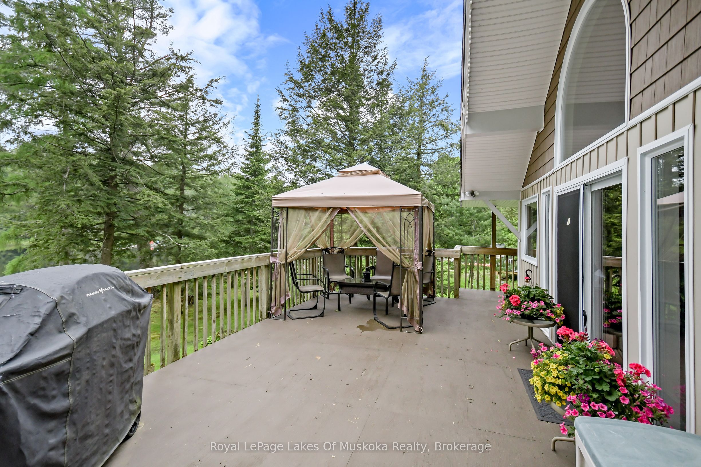 1019 Lakeshore Drive N Property Photo 44