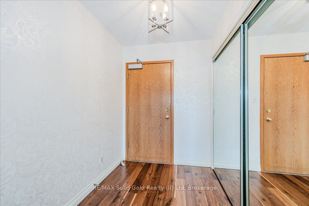 #403 - 2 Lancaster Street Property Photo 5