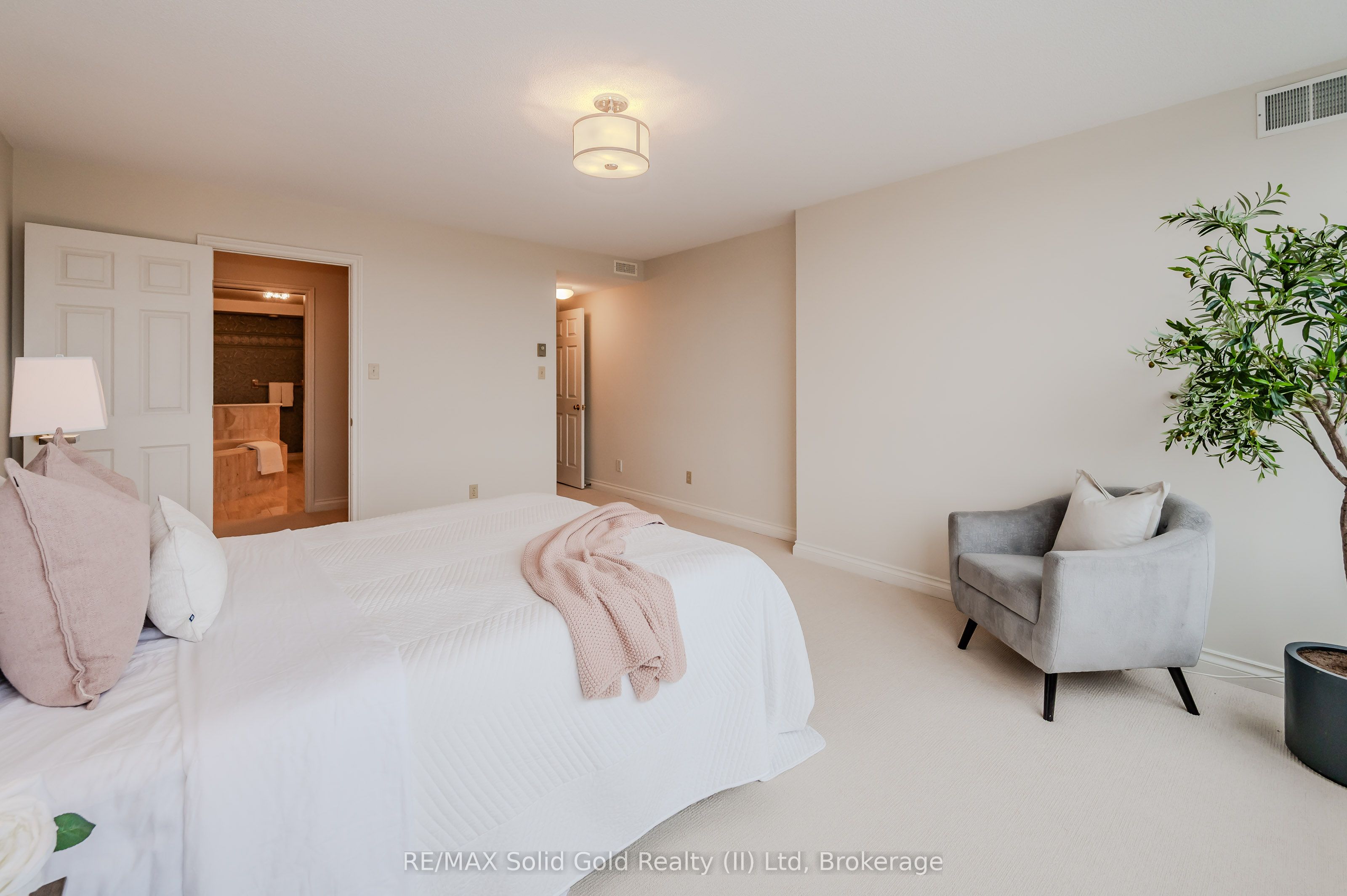 #403 - 2 Lancaster Street Property Photo 24