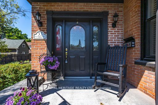 33 Victoria Avenue N Property Photo 3