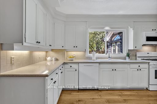 33 Victoria Avenue N Property Photo 11