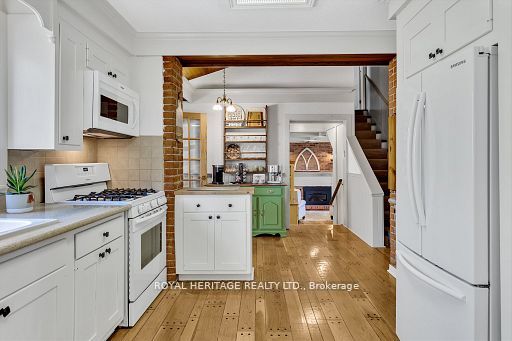 33 Victoria Avenue N Property Photo 12