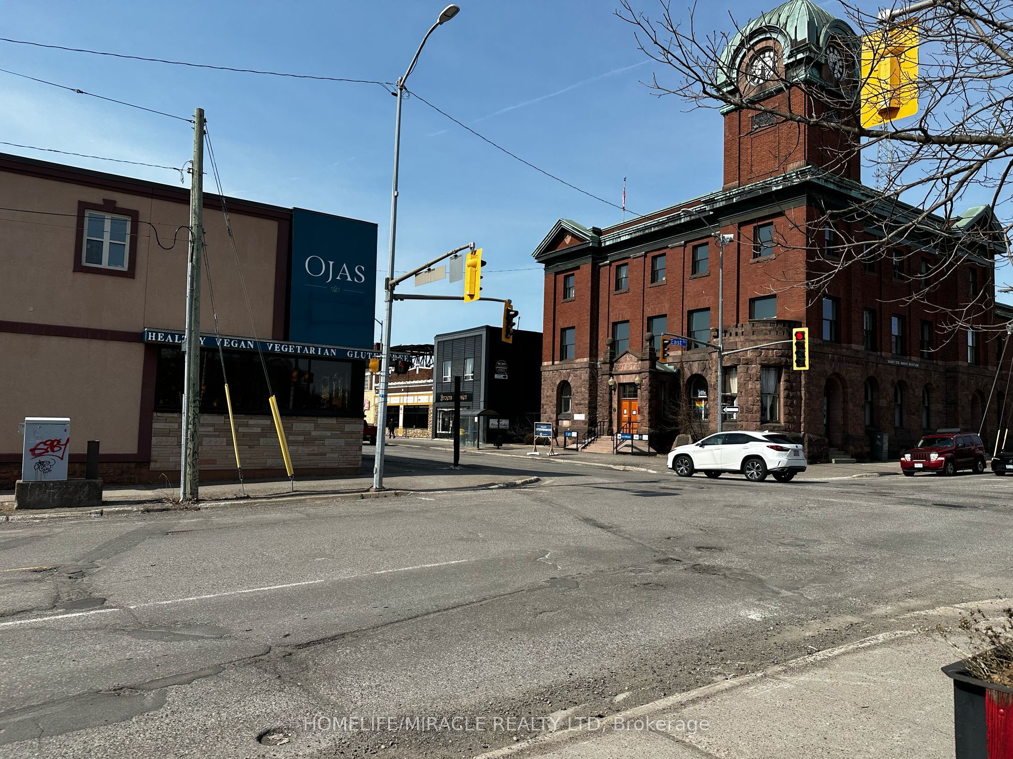 685 Queen Street Property Photo 3