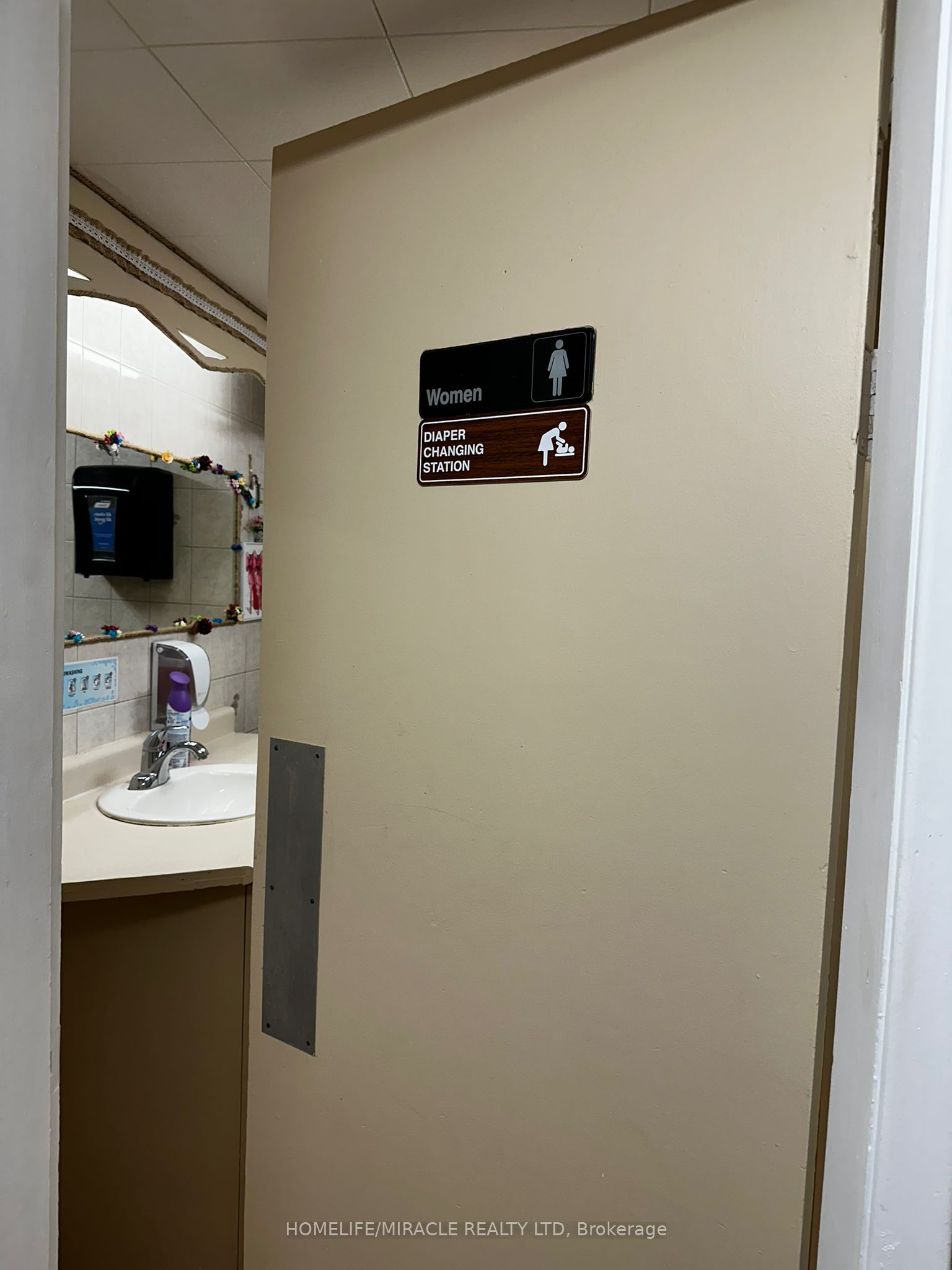 685 Queen Street Property Photo 21