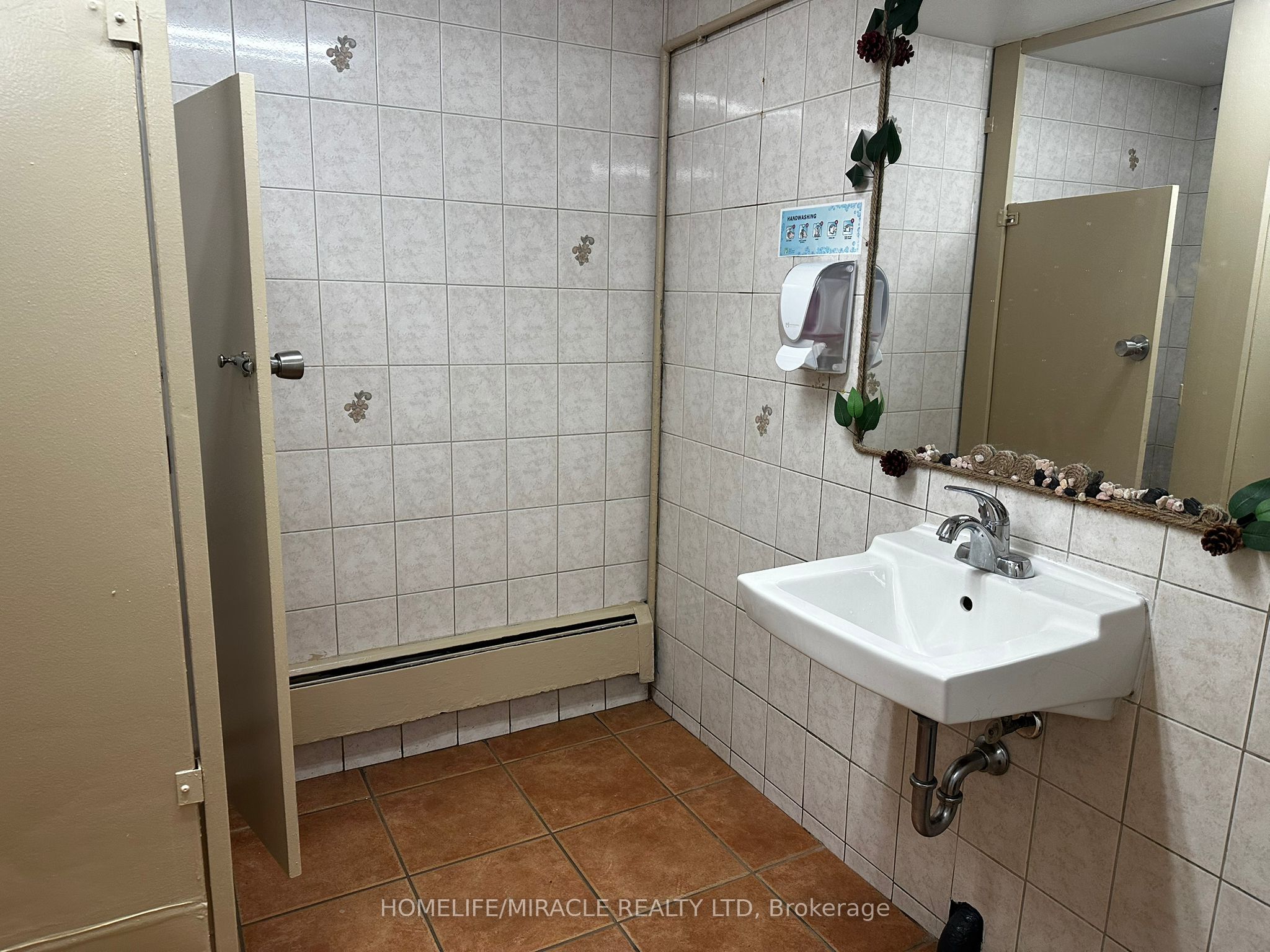 685 Queen Street Property Photo 22