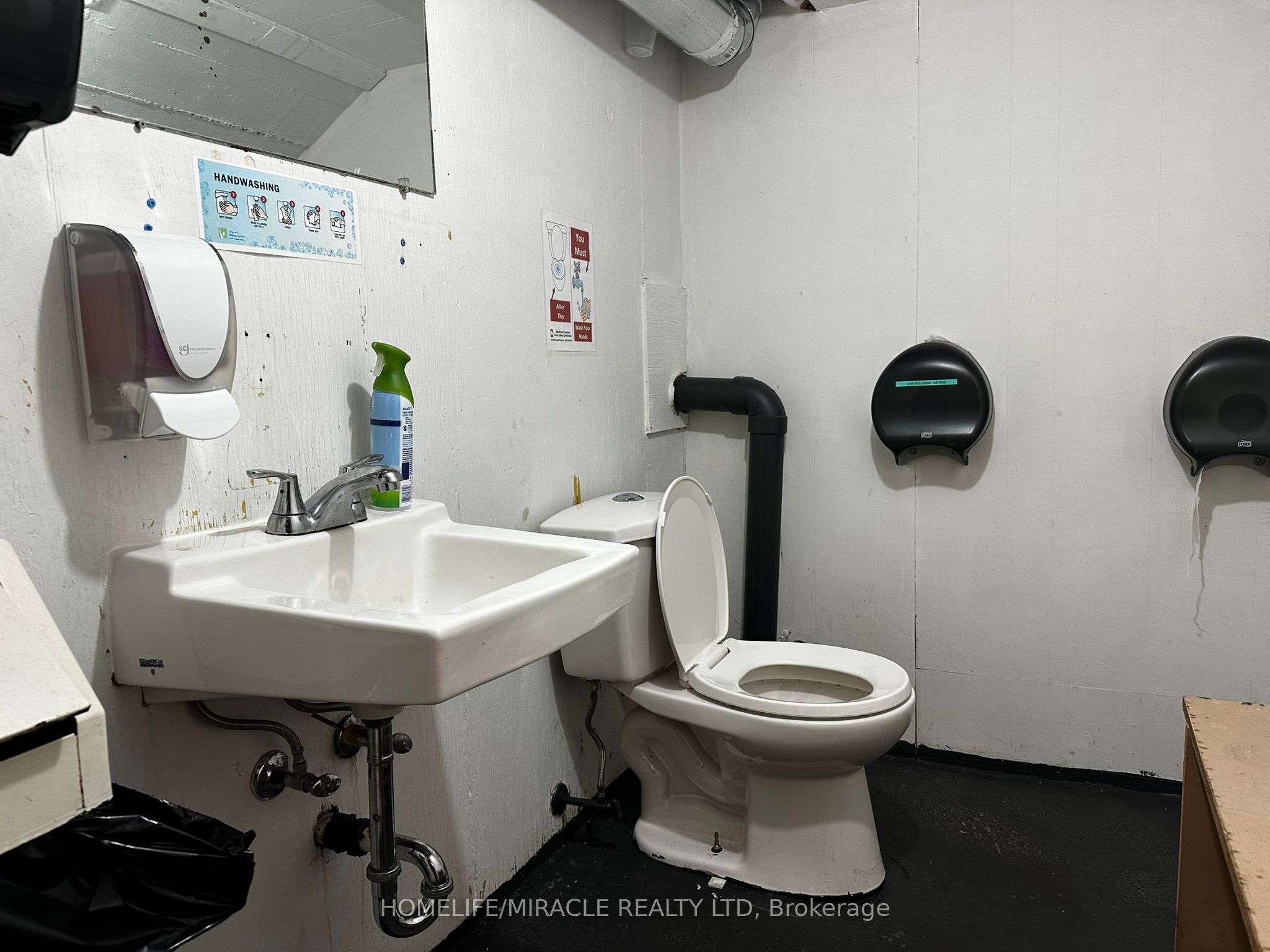 685 Queen Street Property Photo 23