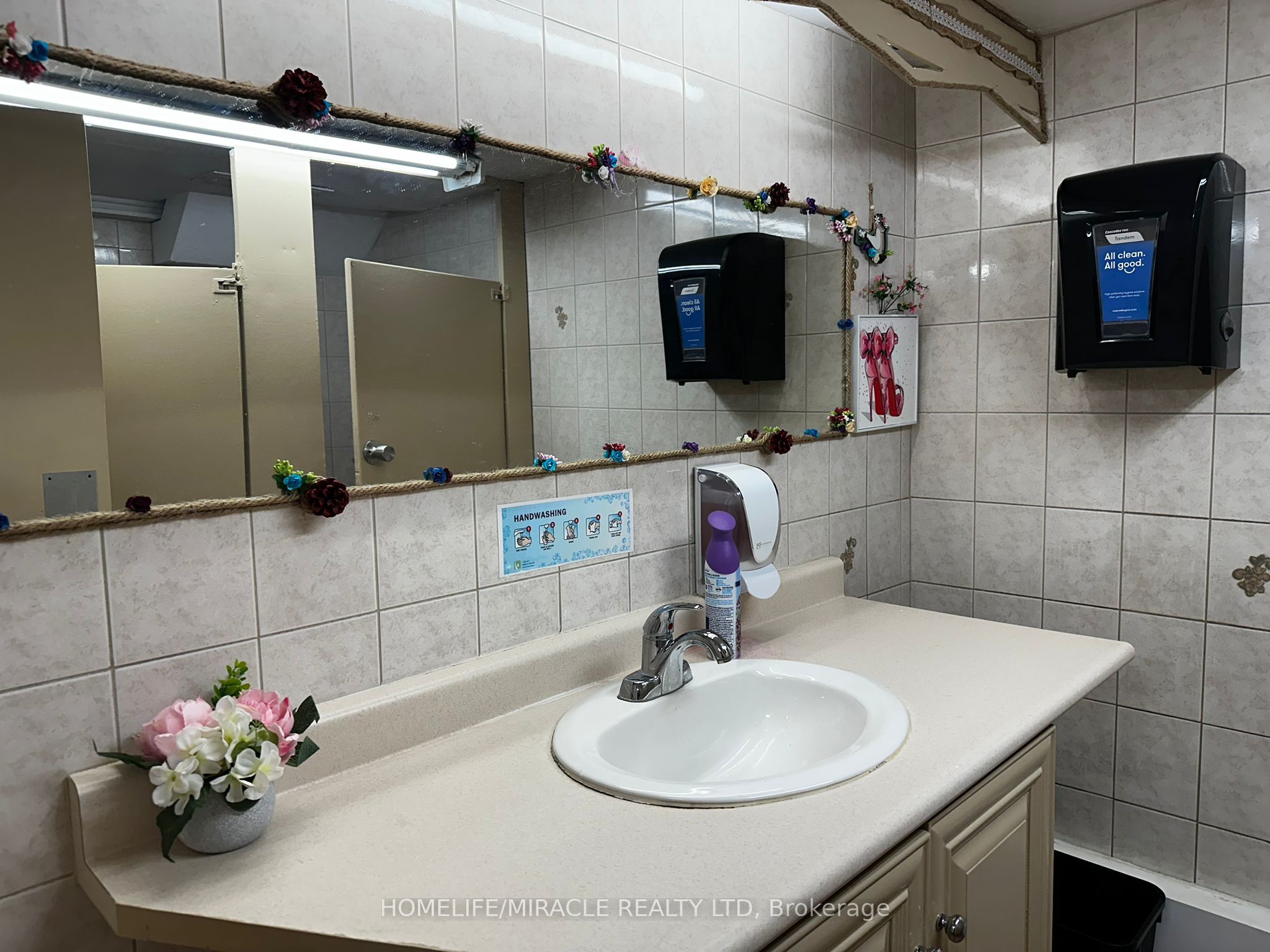 685 Queen Street Property Photo 24