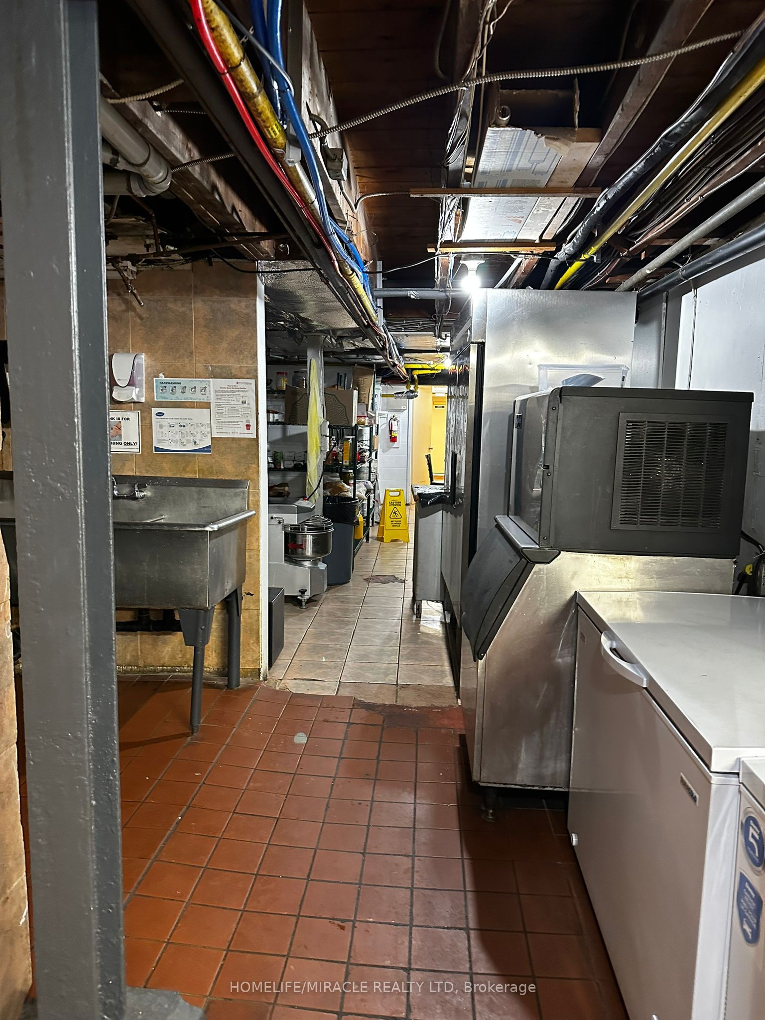 685 Queen Street Property Photo 26