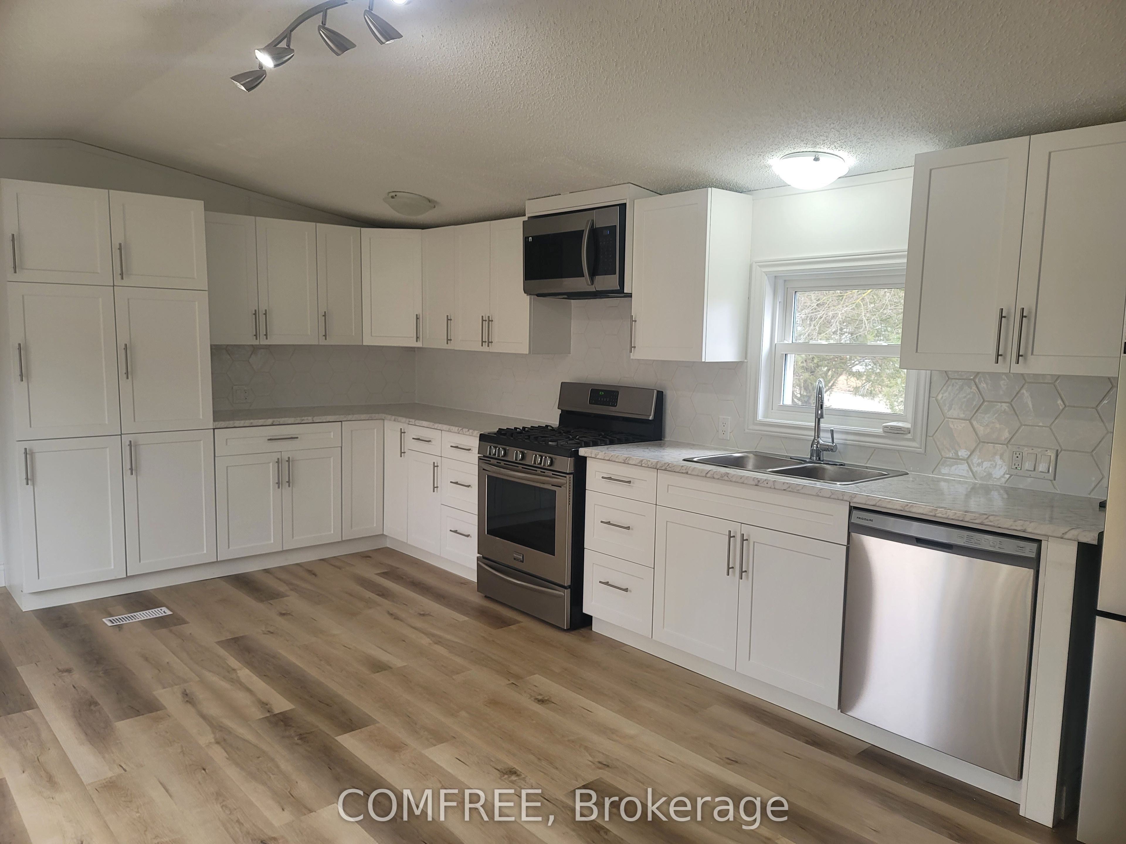 #18 - 75049 Hensall Road Property Photo