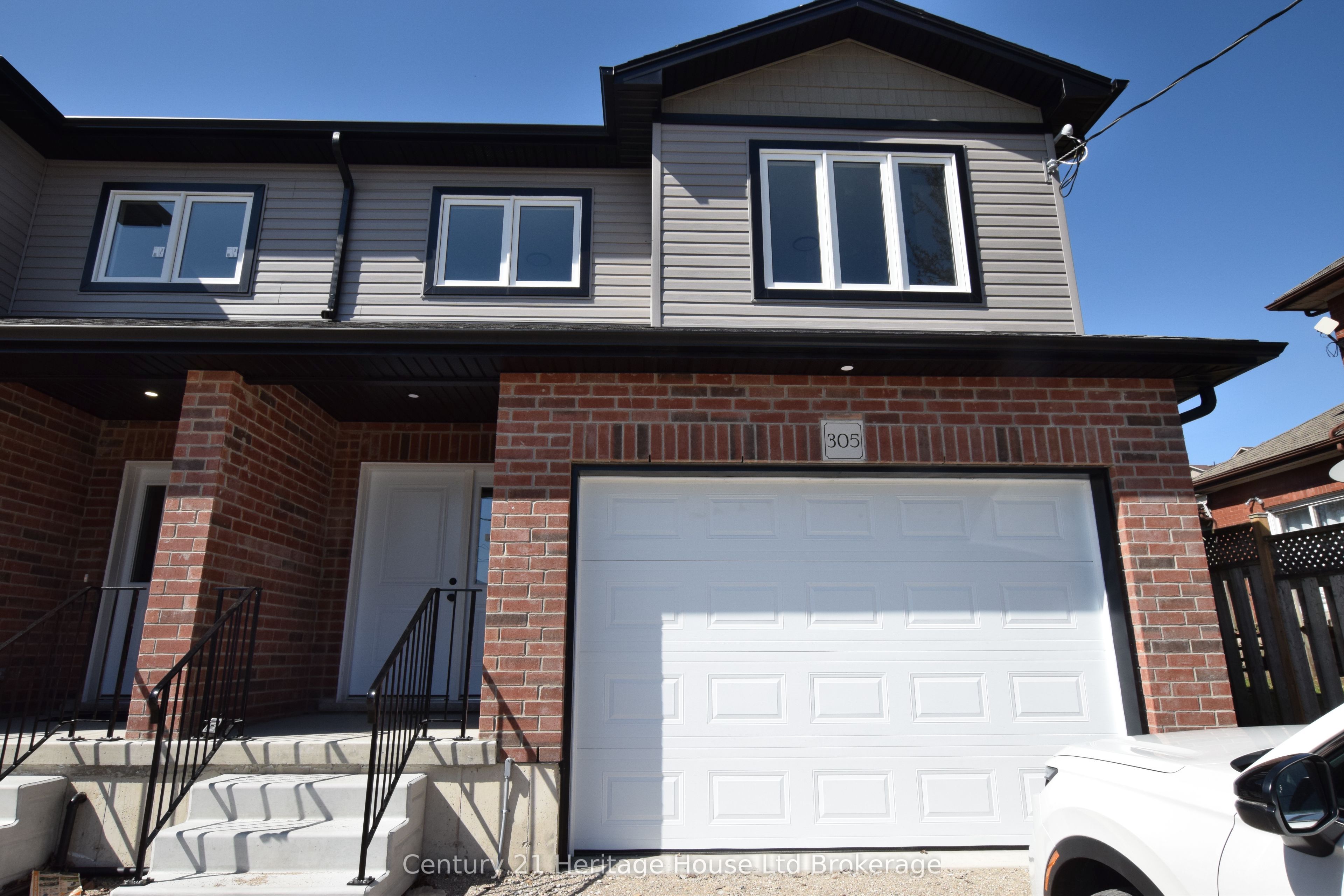 305 Simcoe Street Property Photo 1