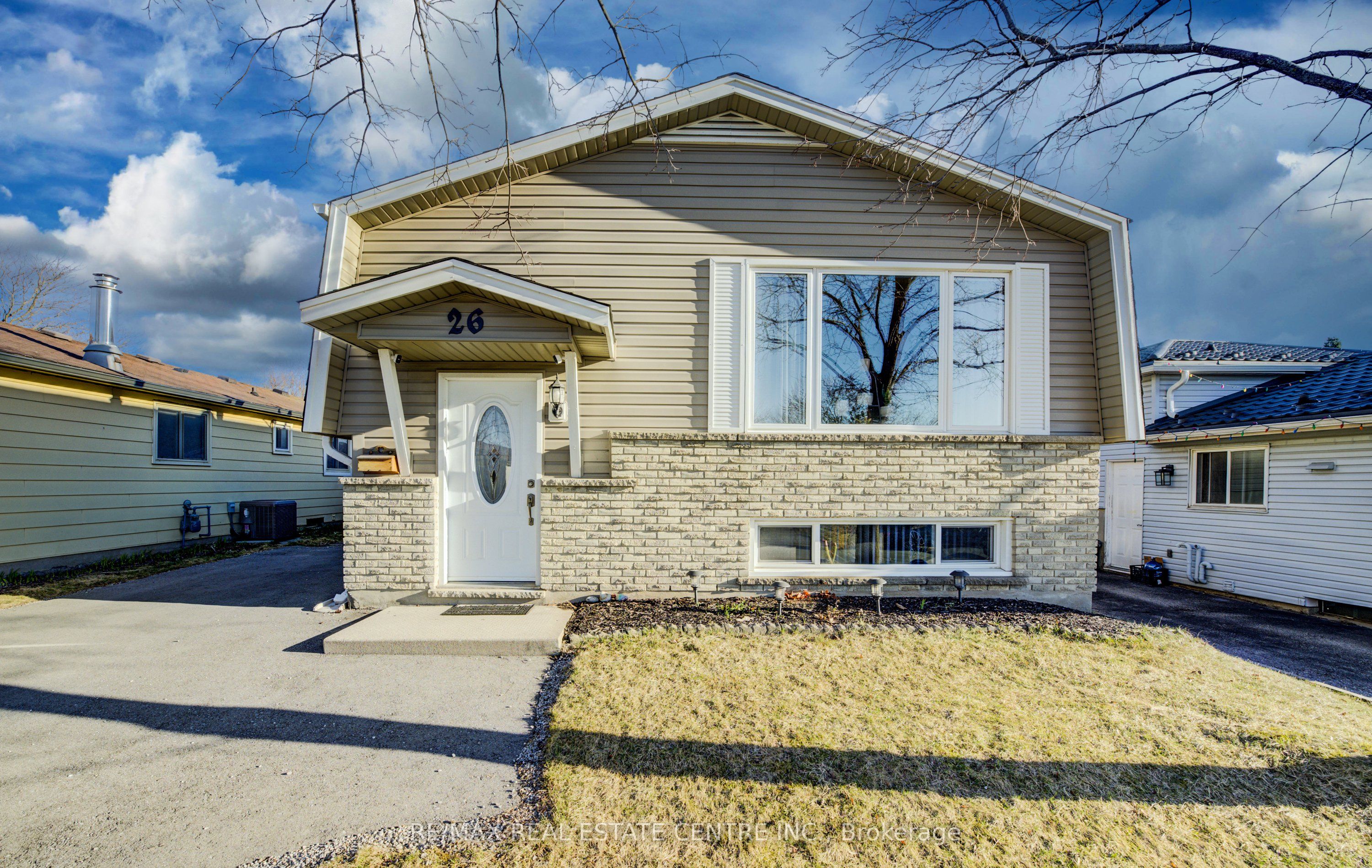 26 Cluthe Crescent E Property Photo 1