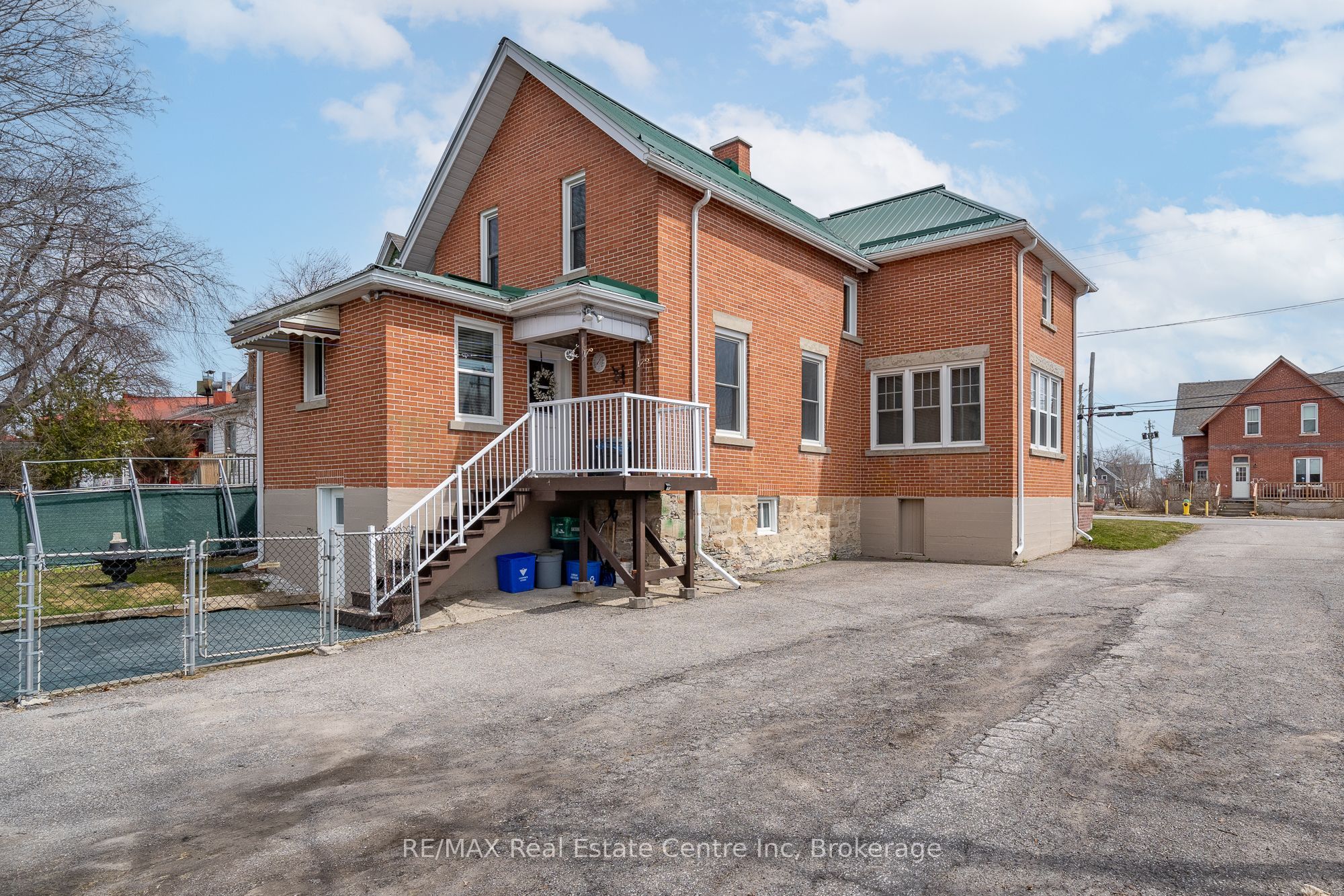 24 Lindsay St Property Photo