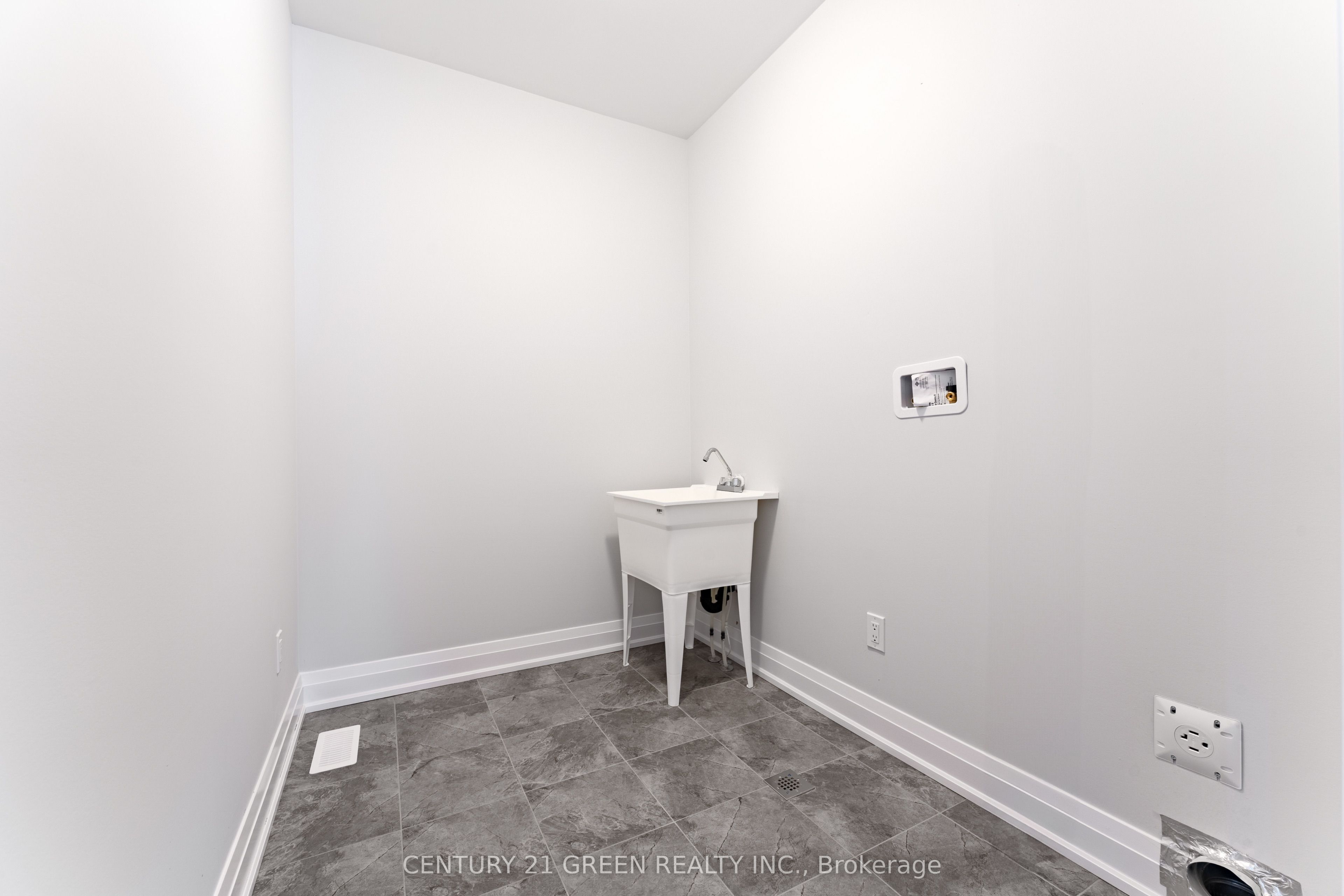 1447 Upper Thames Drive Property Photo 36