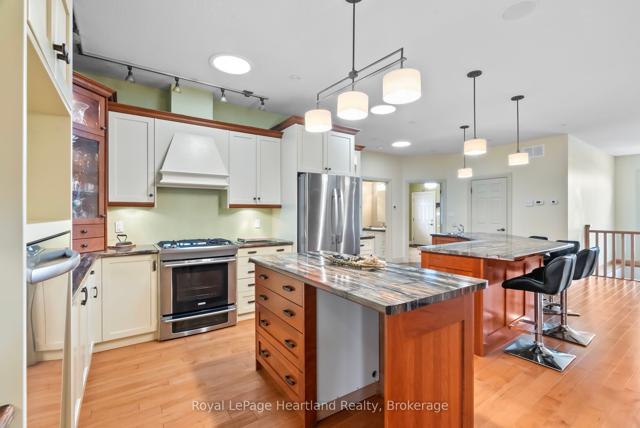 221 John Street Property Photo 20