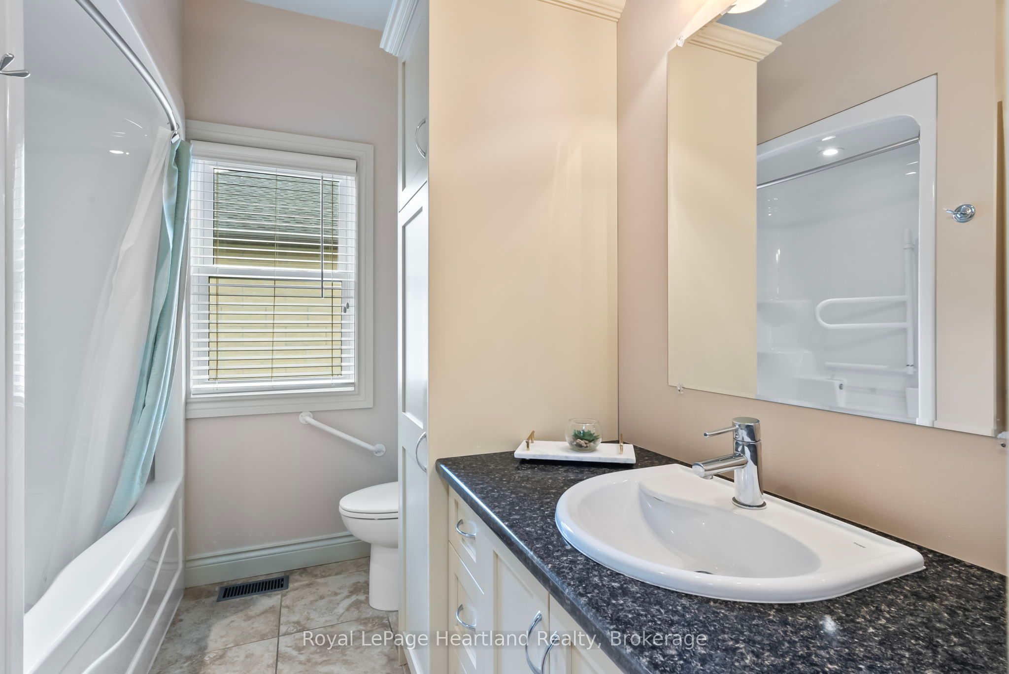 221 John Street Property Photo 32
