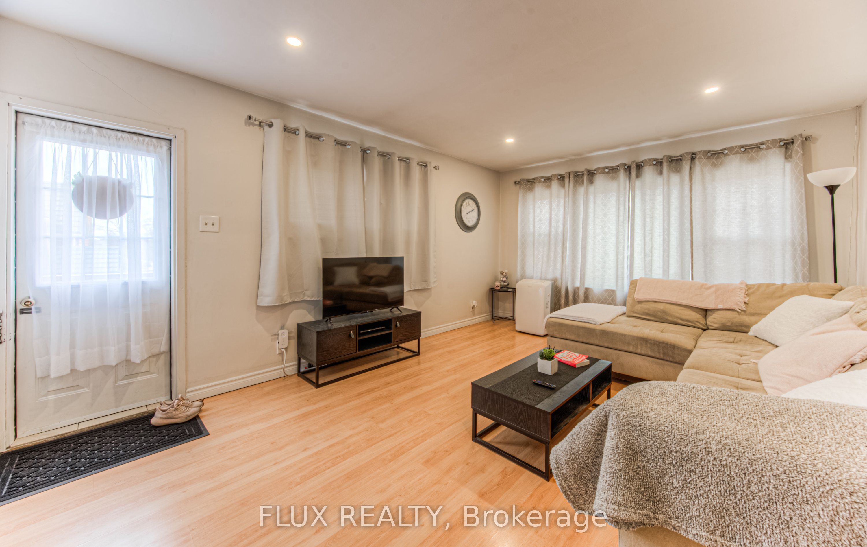 744 Queen Street S Property Photo 28