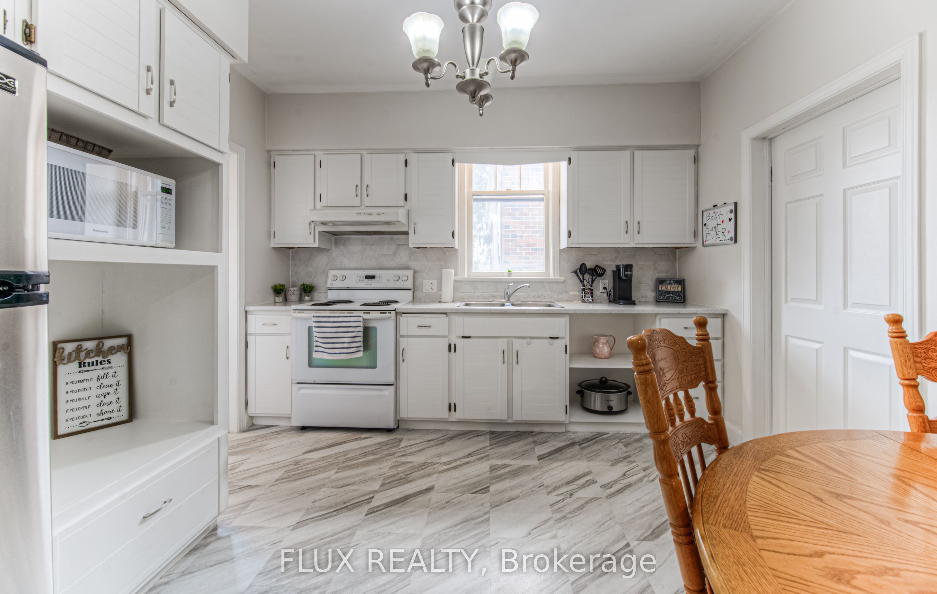 744 Queen Street S Property Photo 35