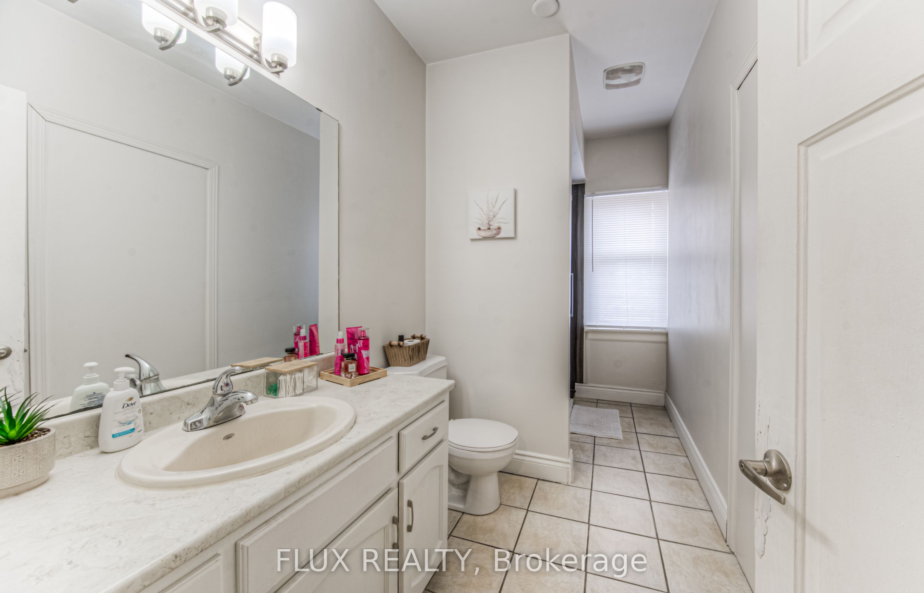744 Queen Street S Property Photo 37