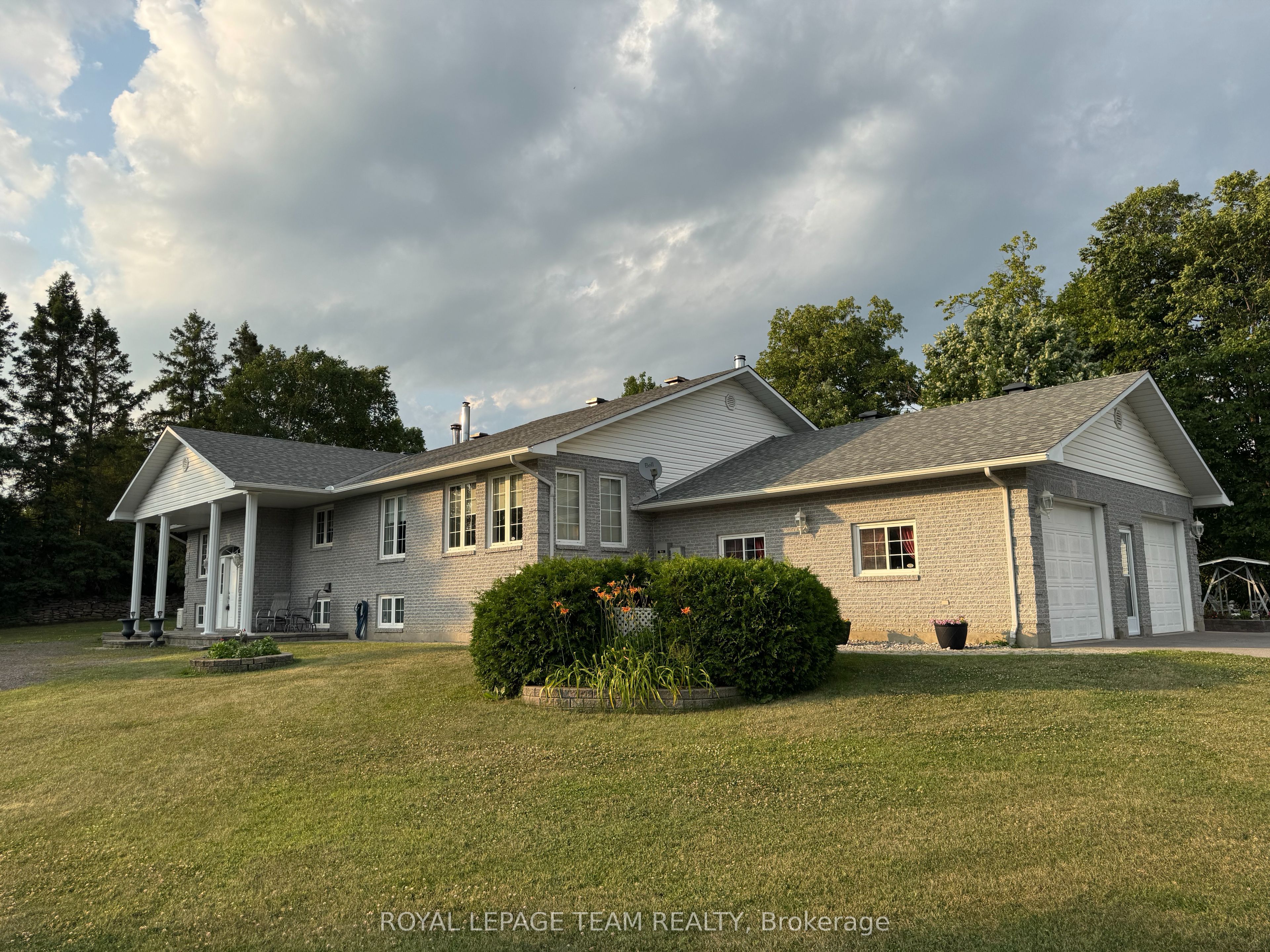 1961 Manotick Station Road Property Photo 1