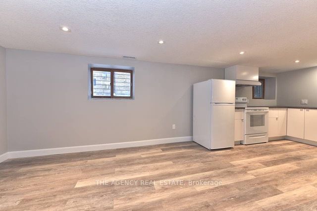 870 Queens Avenue Property Photo 4