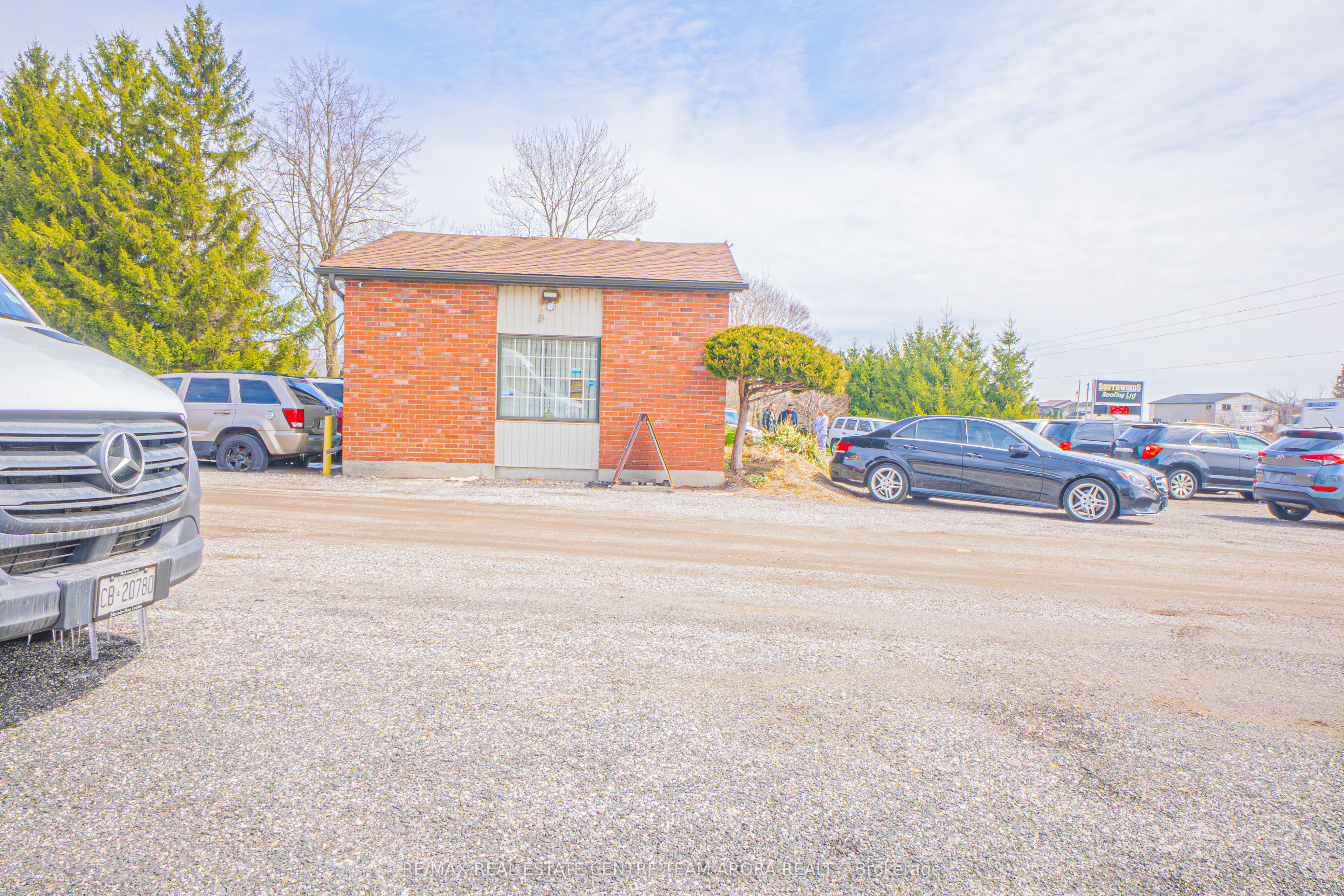 4016 Dundas Street Property Photo 2