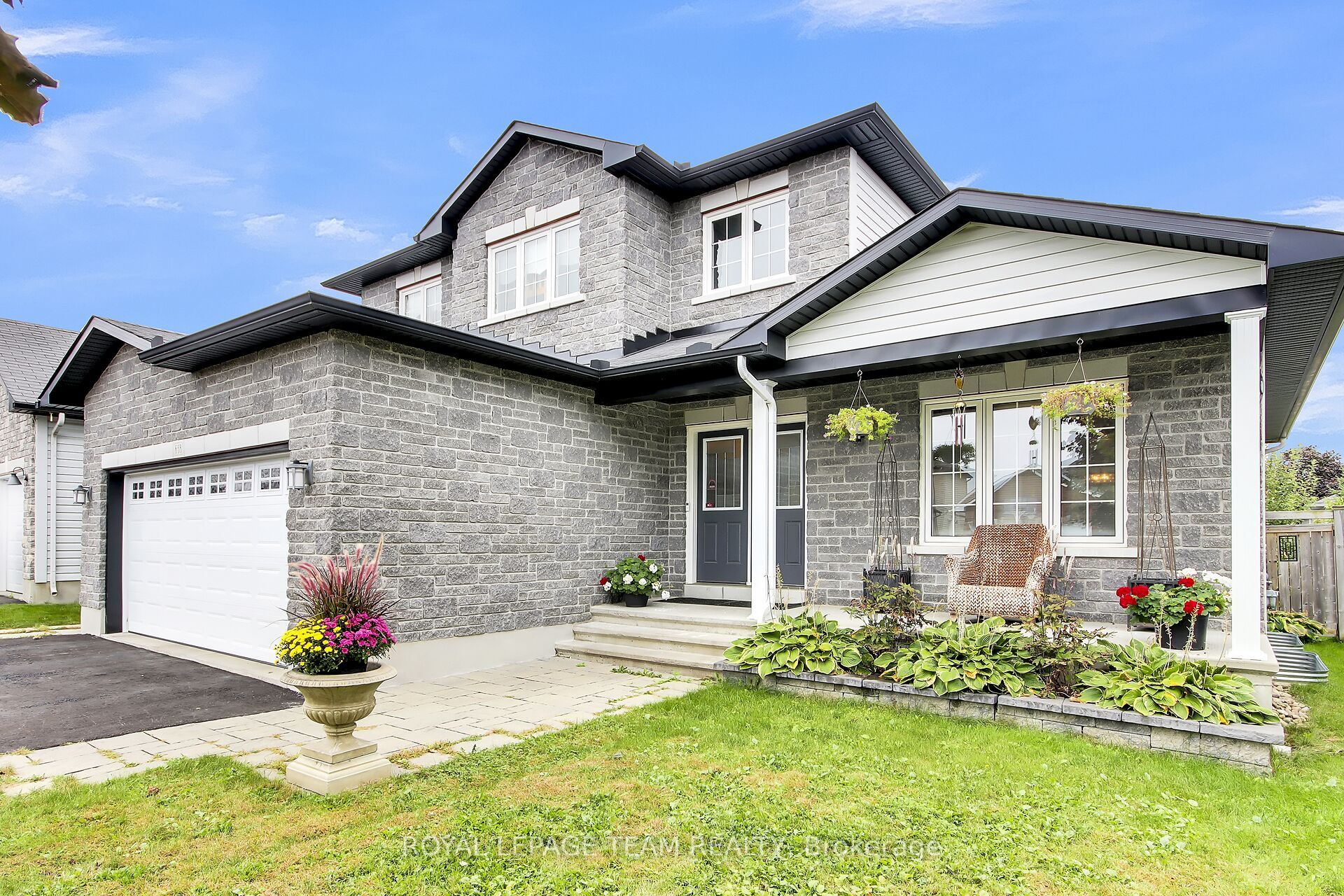 638 Robert Hill Street N Property Photo 2