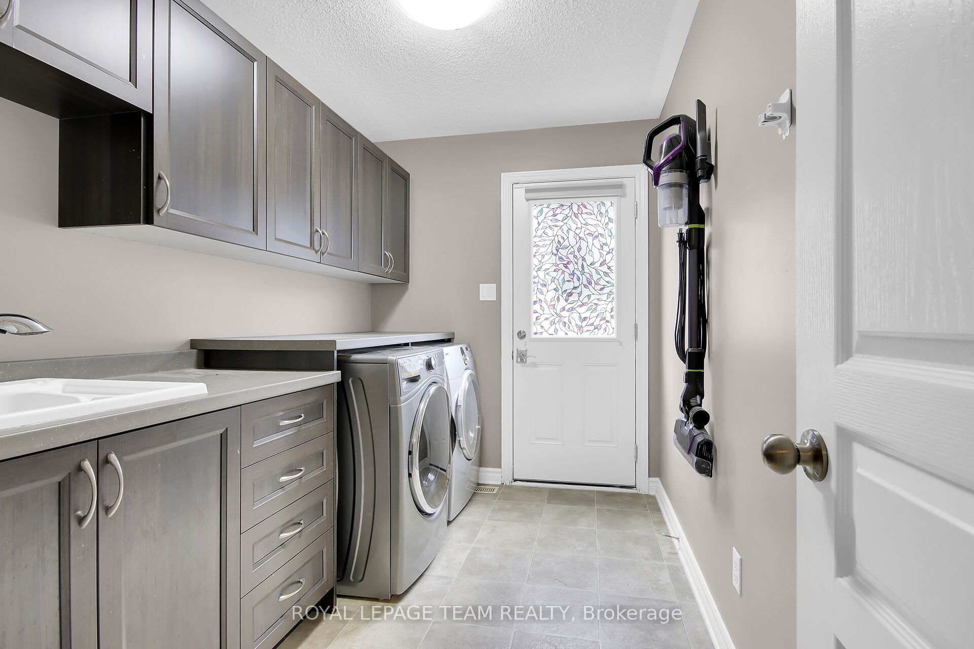 638 Robert Hill Street N Property Photo 15