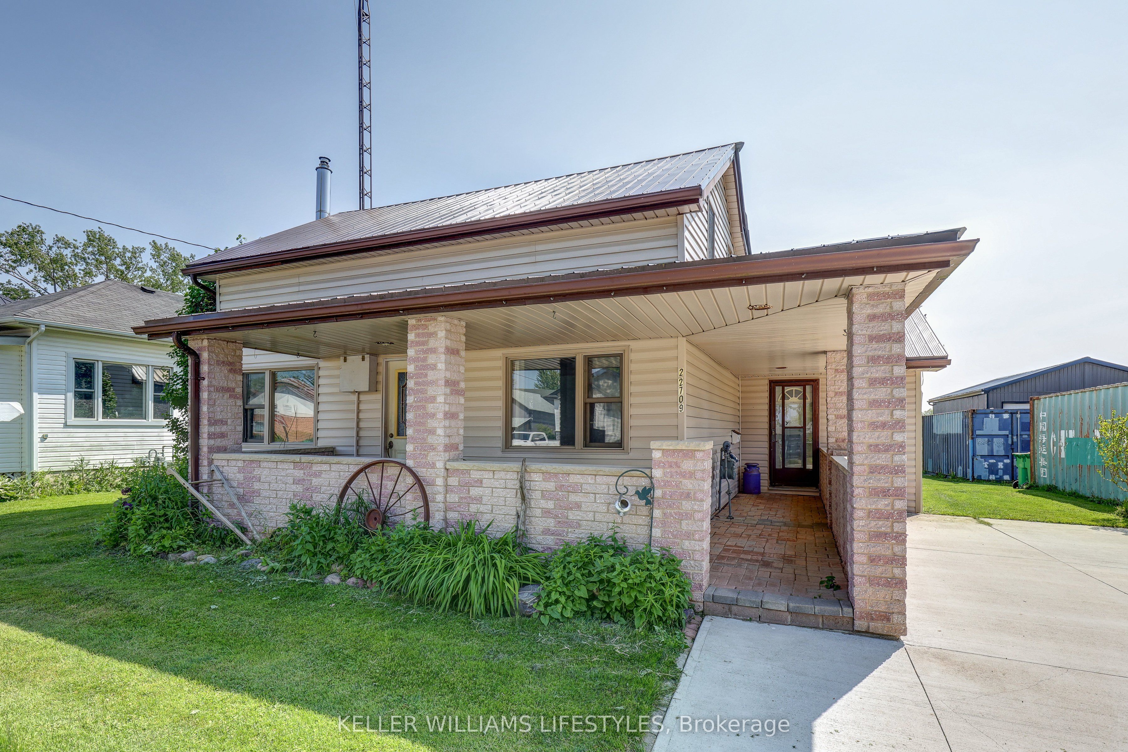 22709 Thames Road Property Photo 2
