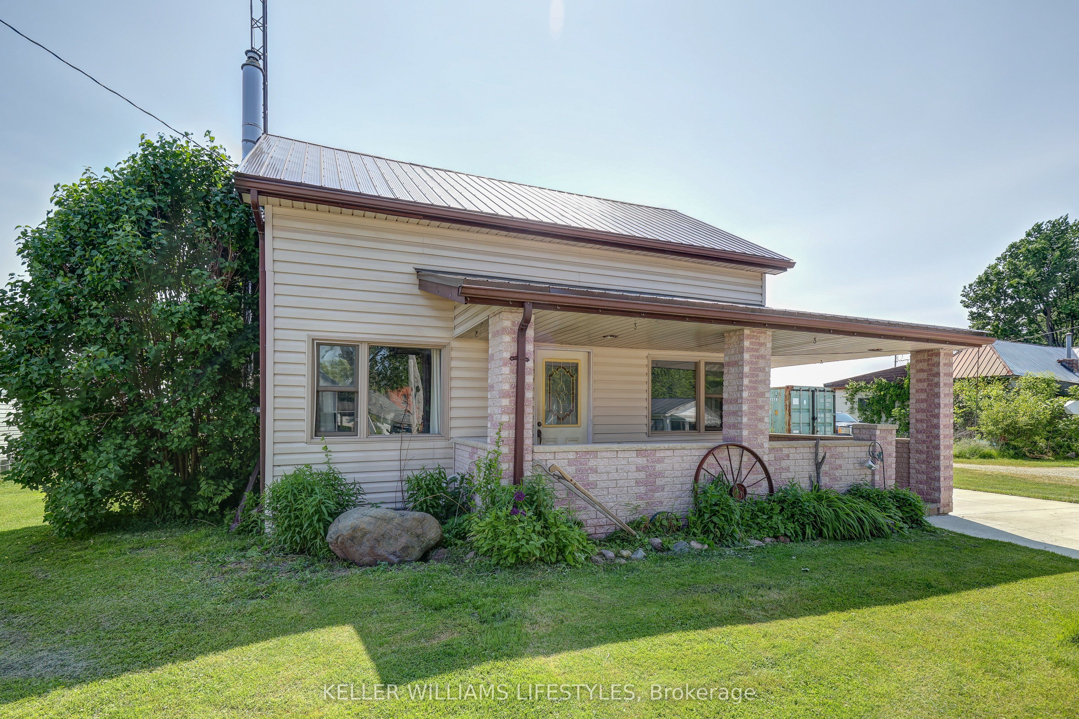 22709 Thames Road Property Photo 4