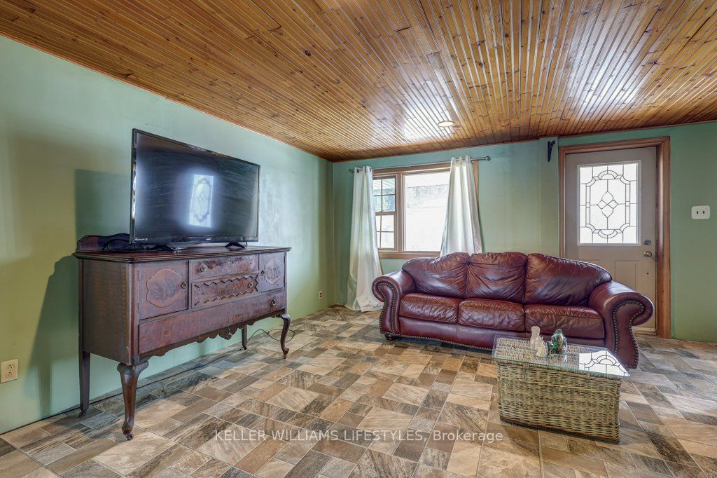 22709 Thames Road Property Photo 7